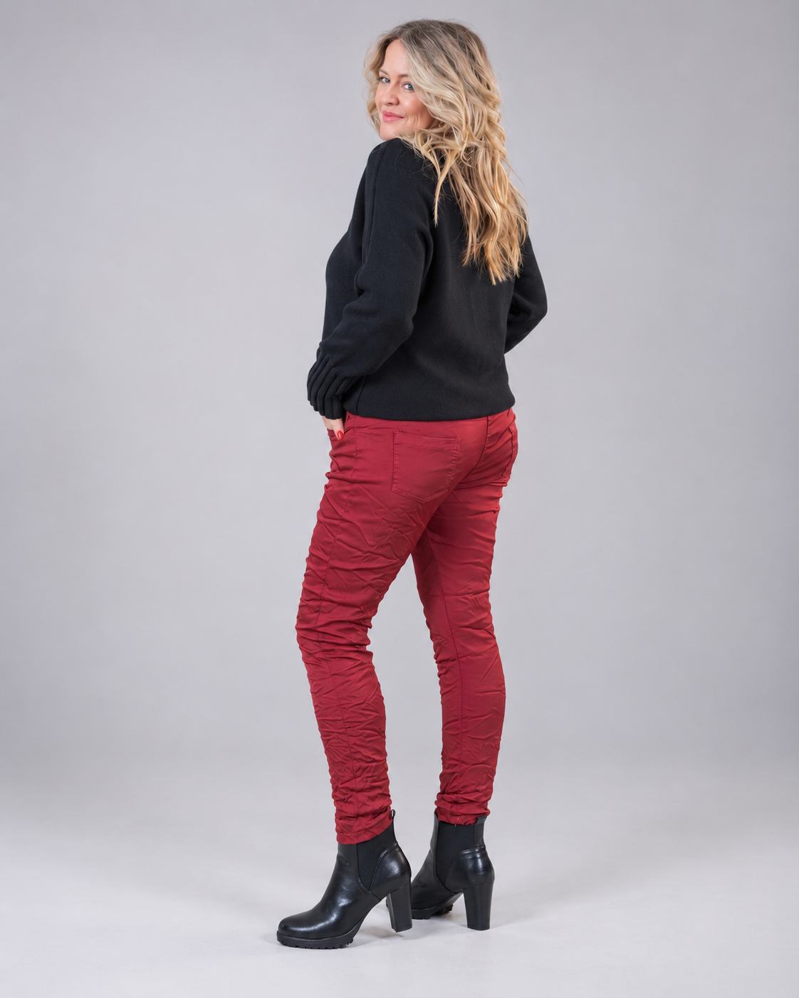 Glänzende Stretchhose im Crinkle-Look, bordeaux
