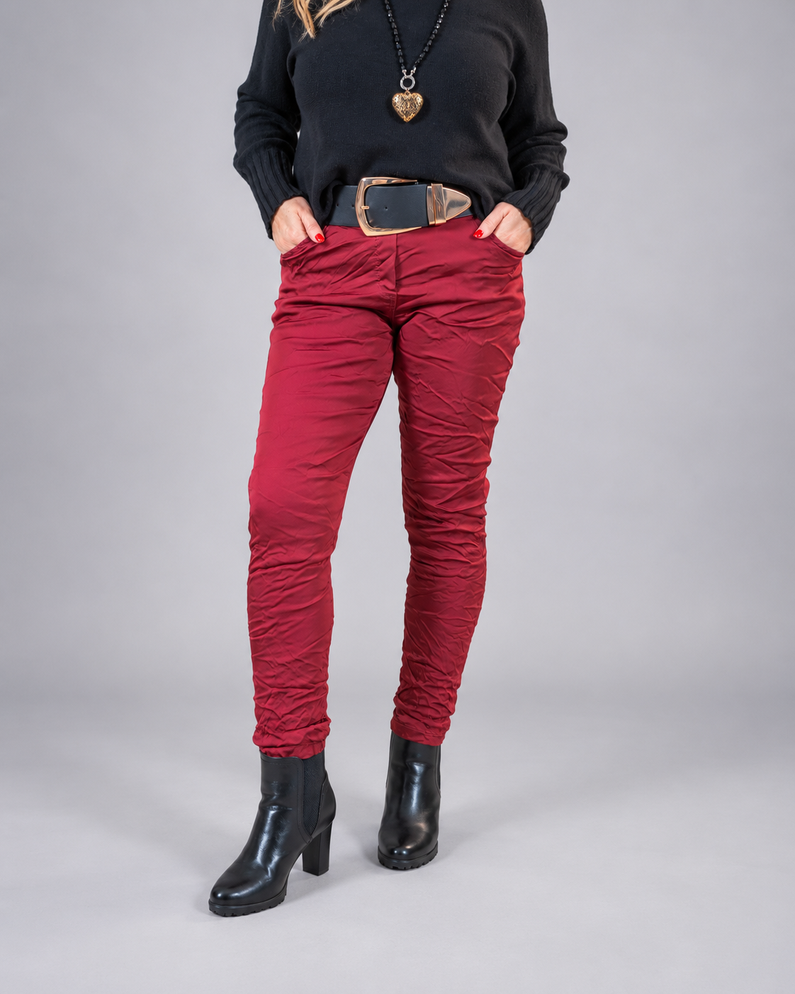 Glänzende Stretchhose im Crinkle-Look, bordeaux
