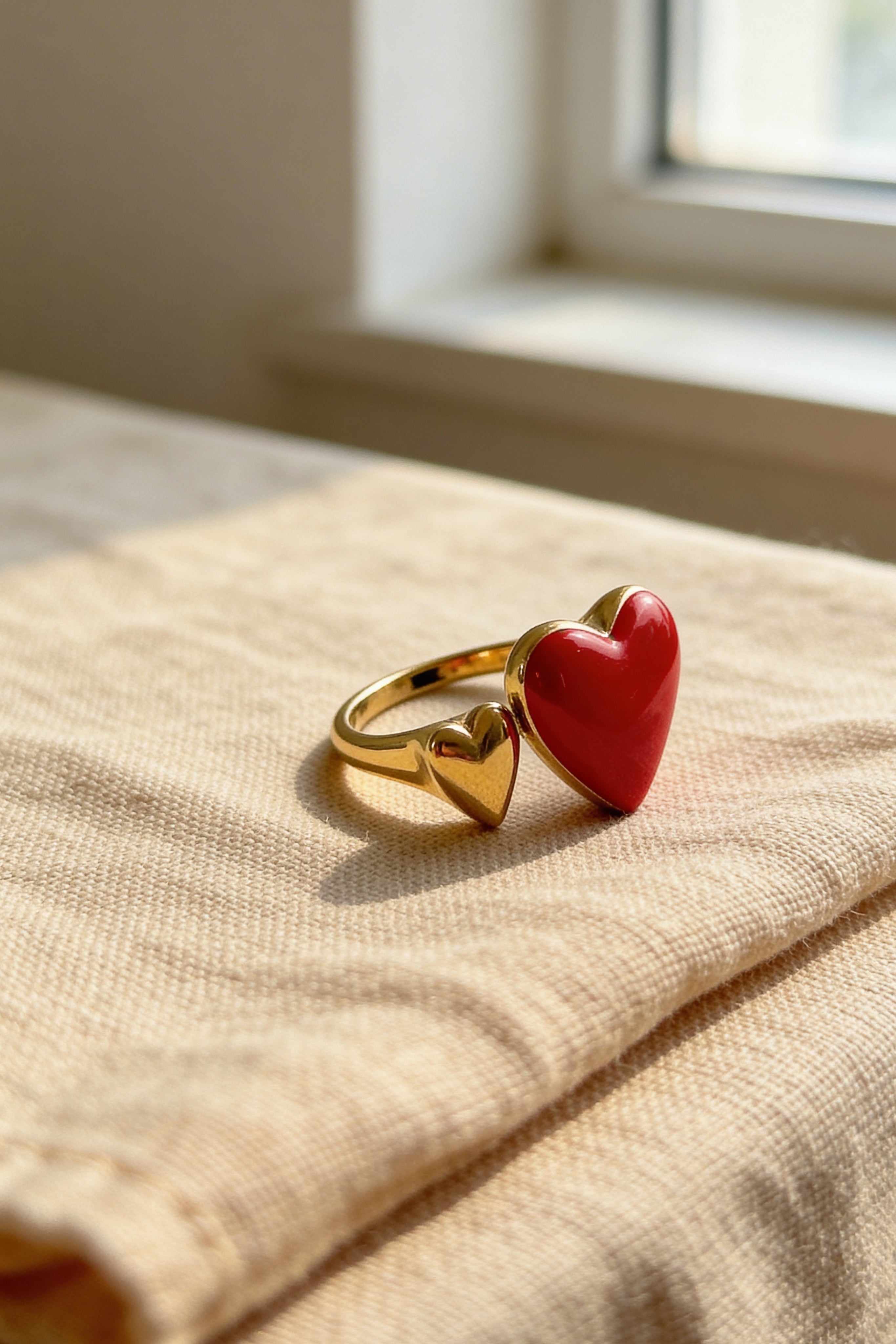 Offener Ring mit Herzdetail in Rot & Gold