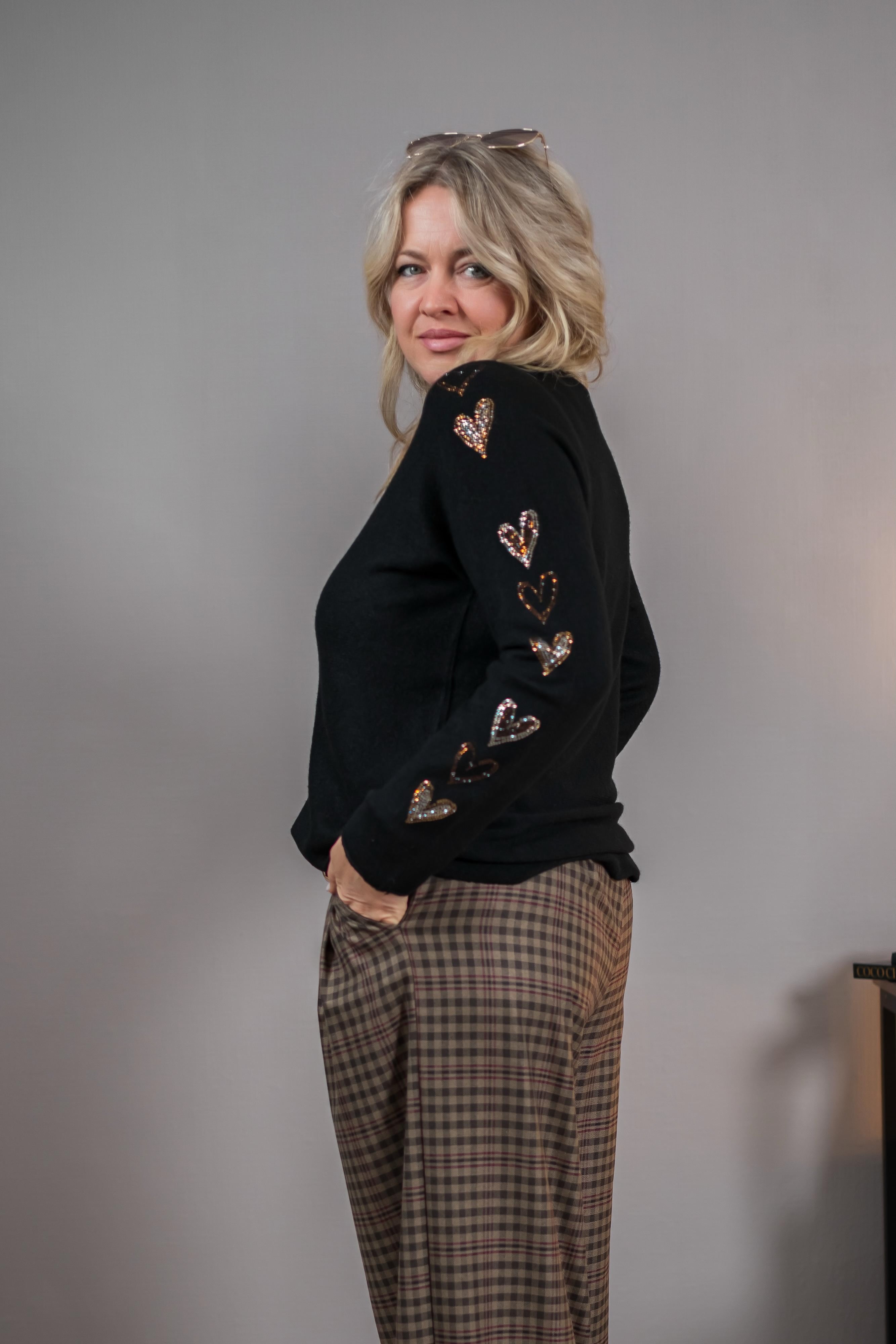 Strickpullover mit Glitzerherzen, schwarz