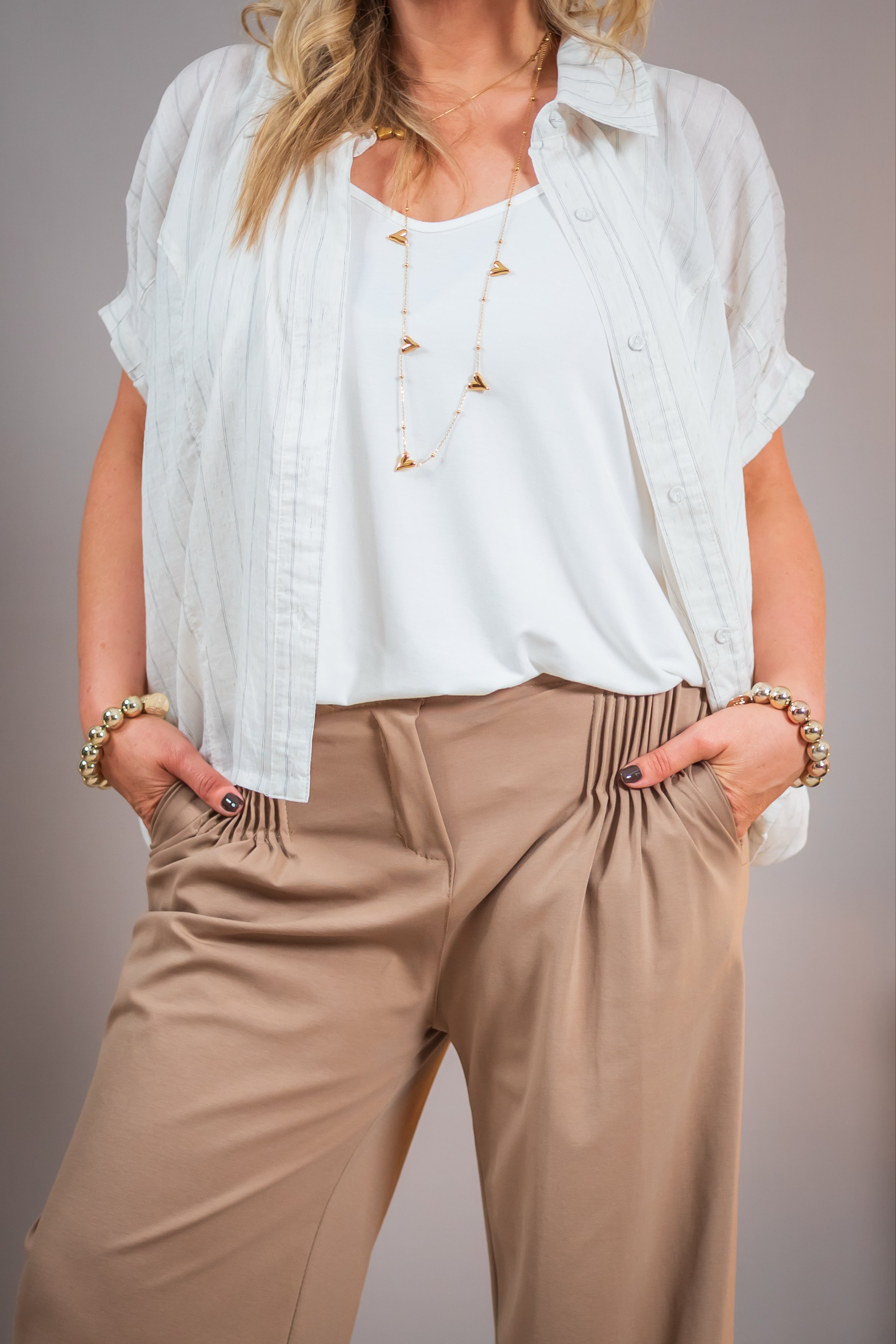 Kurzarm-Bluse mit Nadelstreifen, ecru-grau