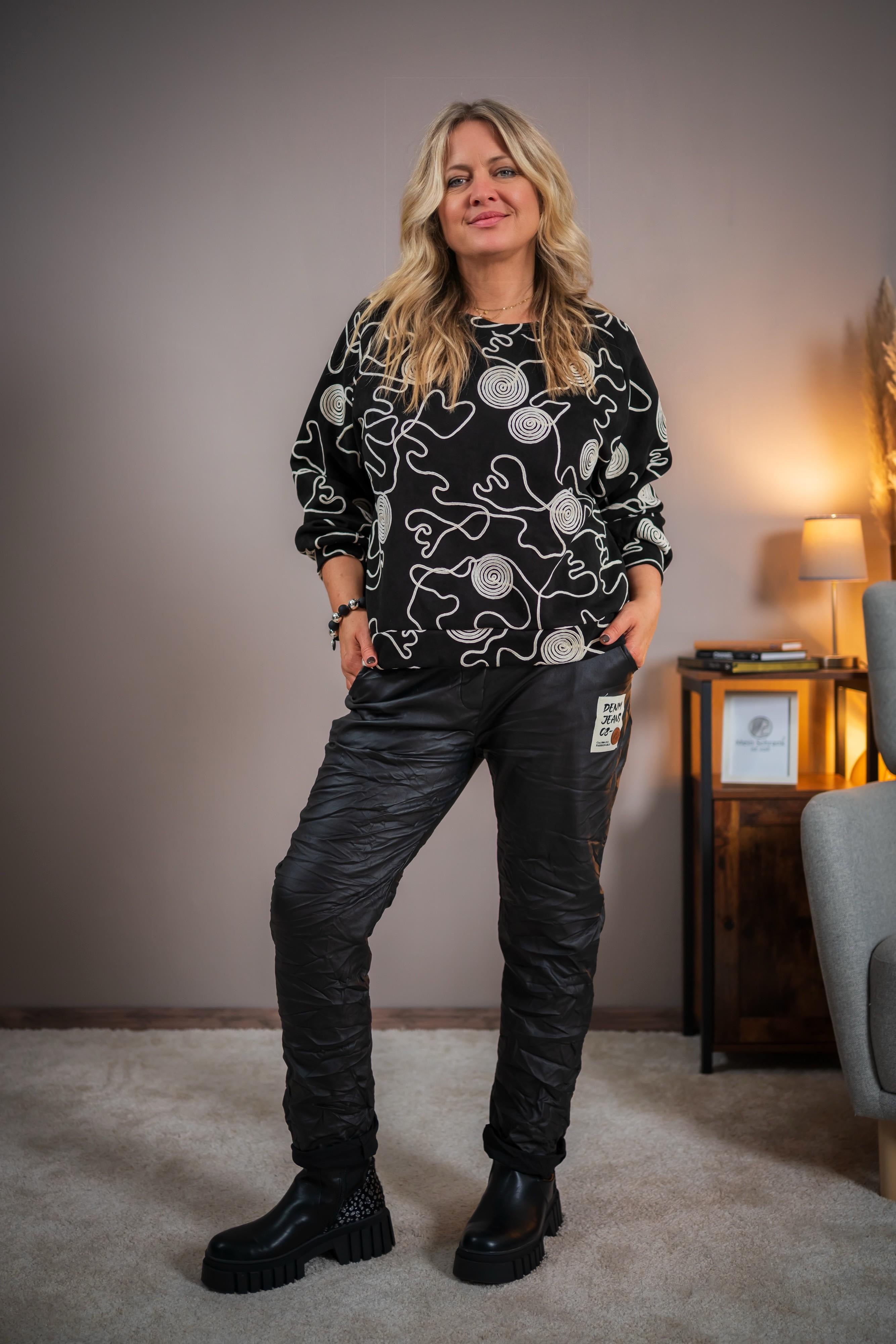 Pullover mit Stickerei, schwarz