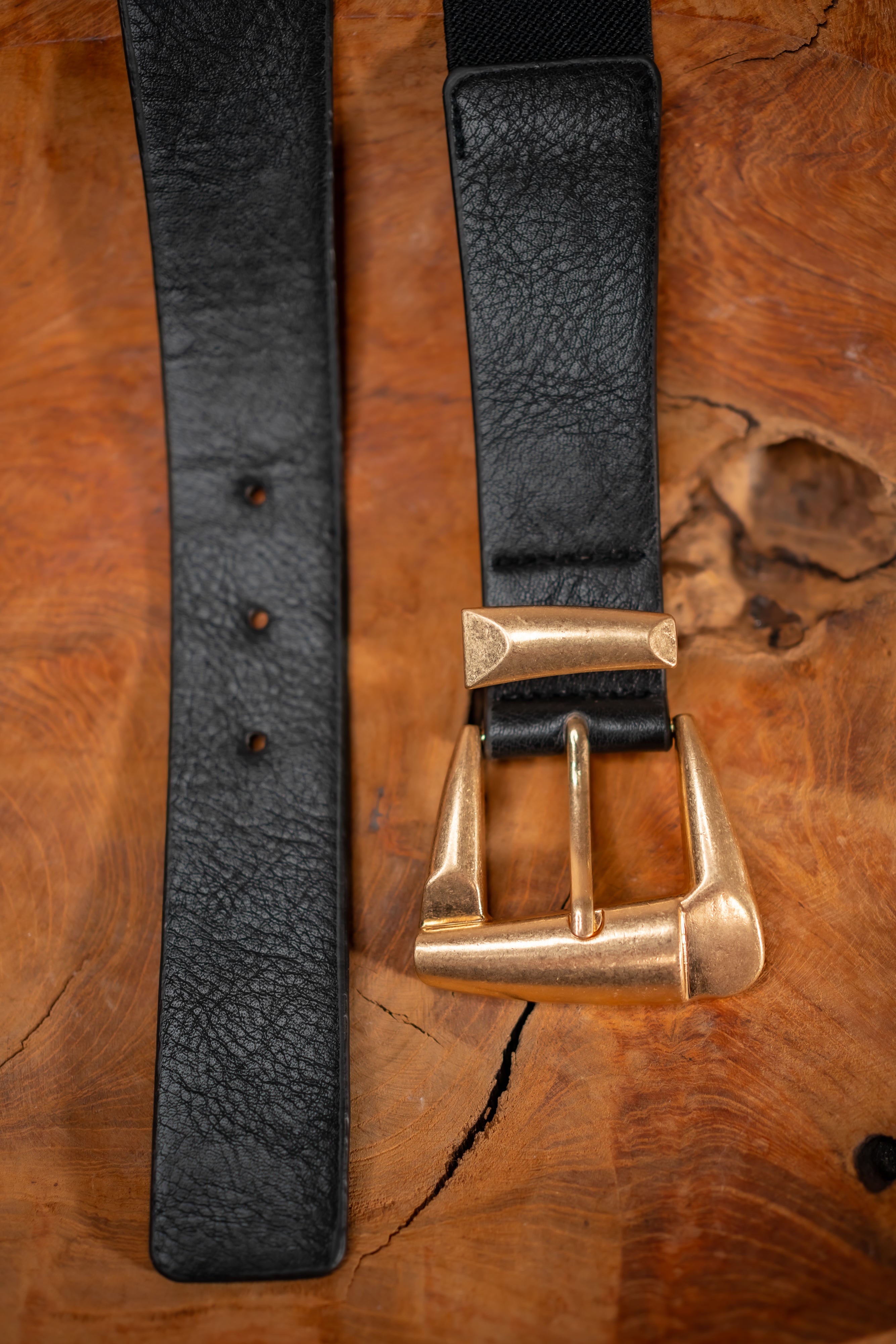 Schmaler Stretchgürtel, schwarz mit goldener Schnalle