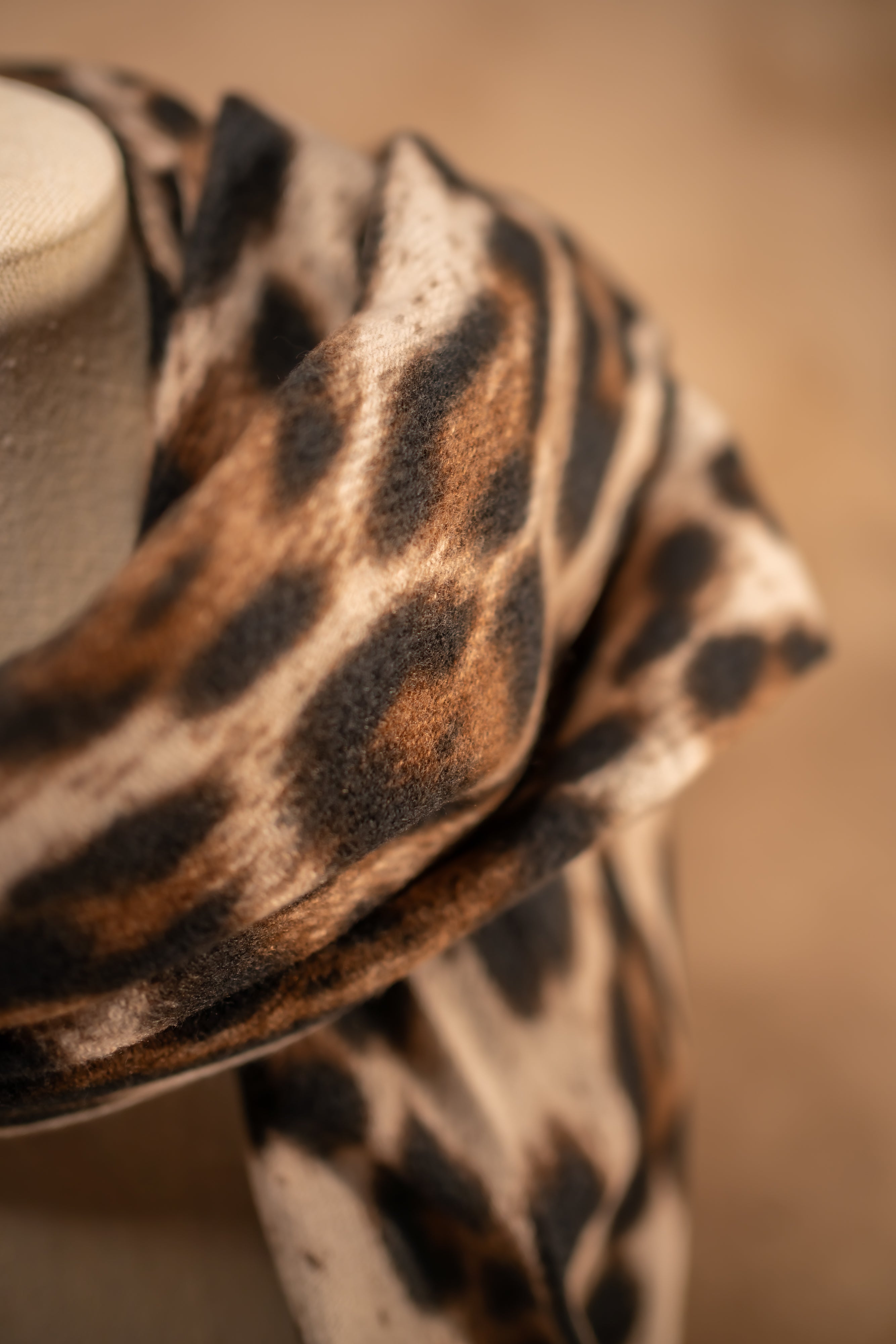 Weicher Schal mit Leo-Print