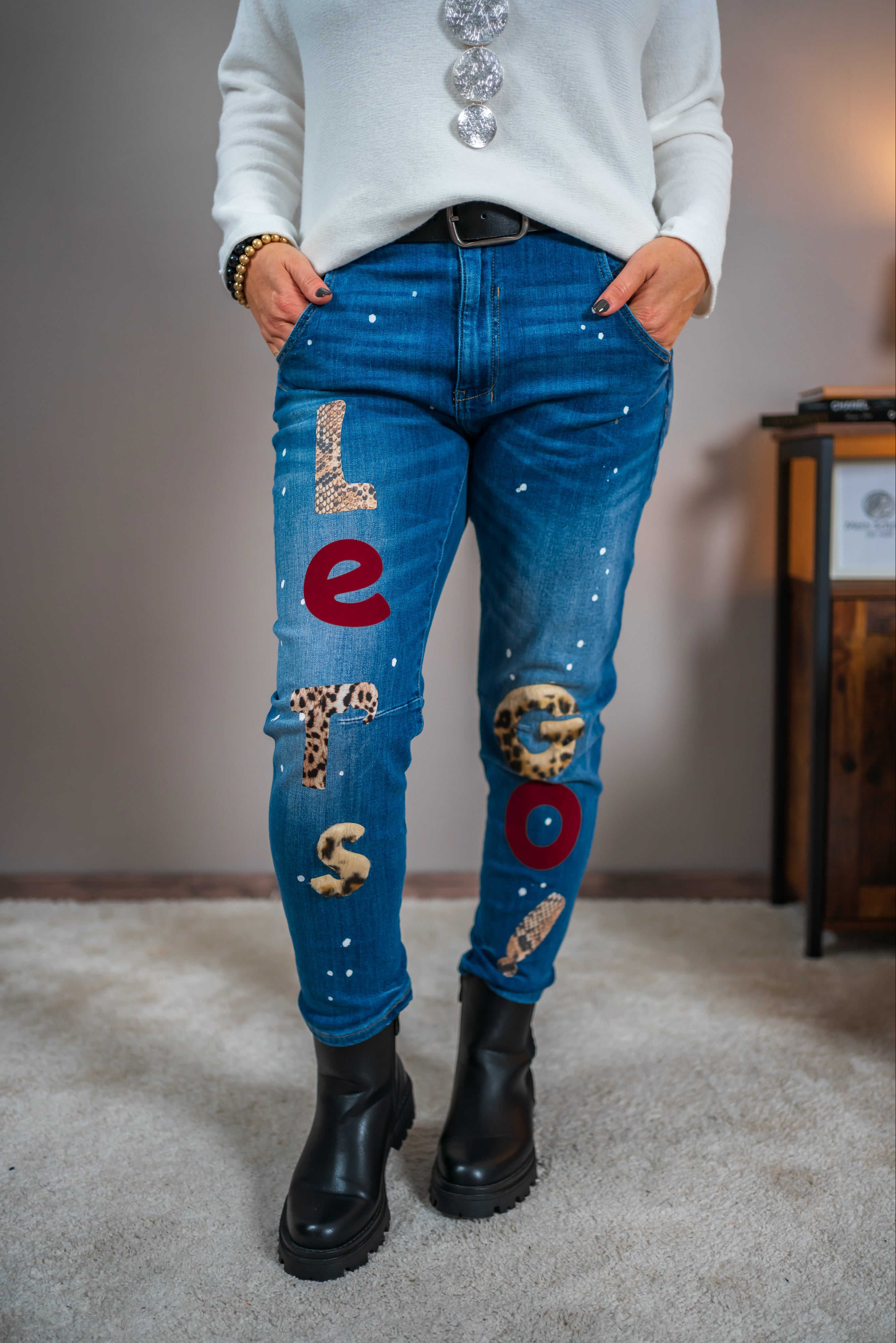 Jeans mit ausgefallenen Applikationen