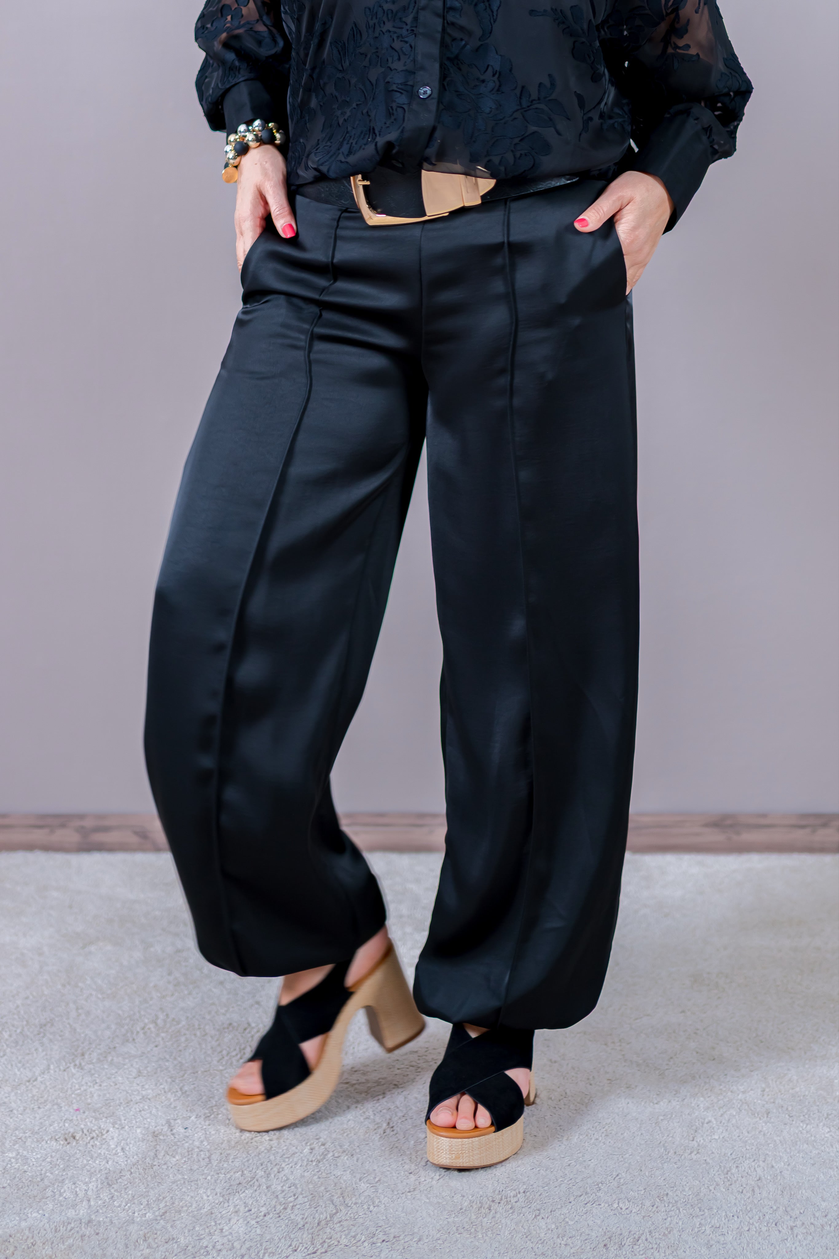 Fließende Satin-Hose in Schwarz mit Biese und Bündchenabschluss