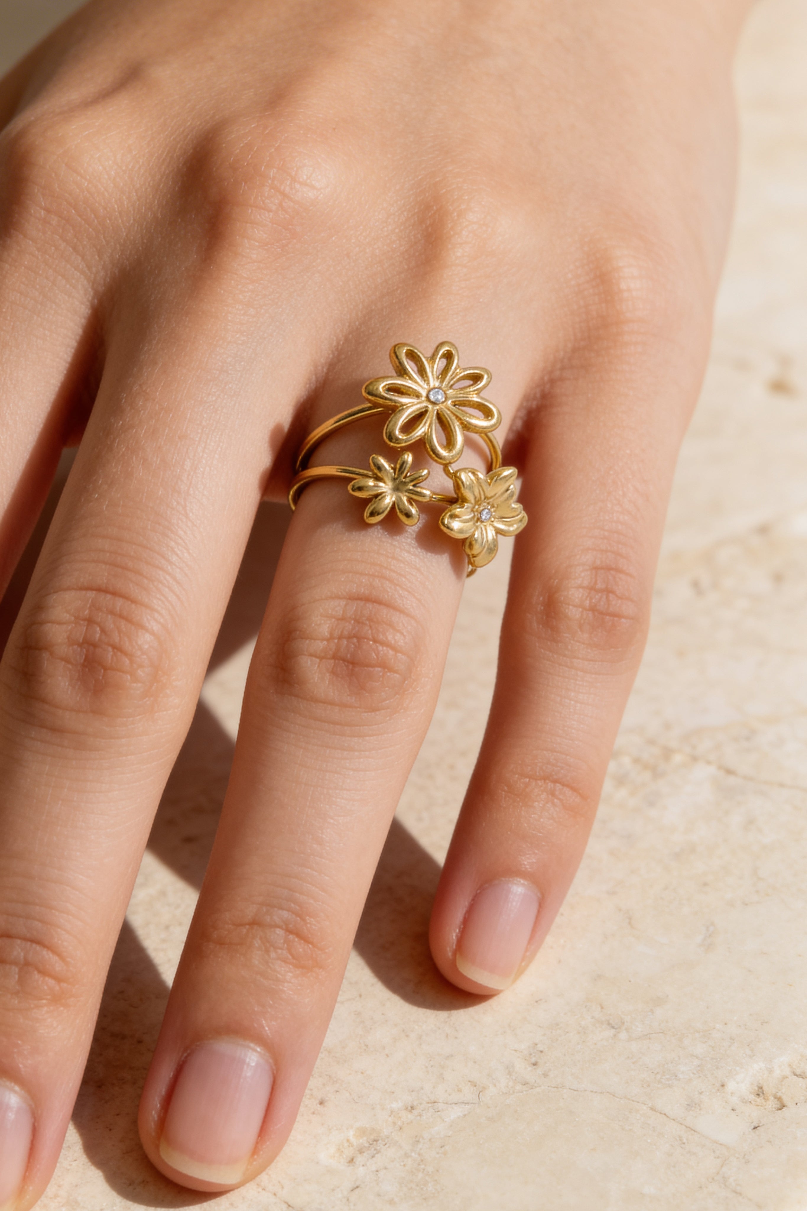 Offener Ring in Goldoptik mit Blüten