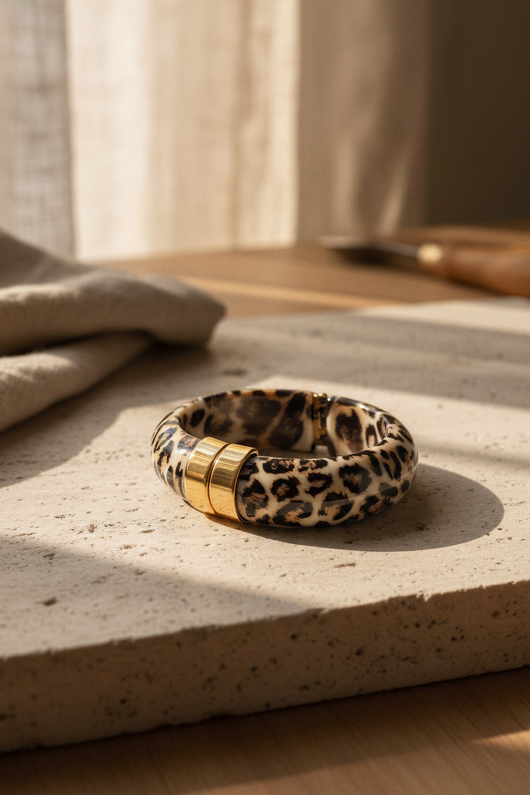 Armreif mit Leopardenmuster