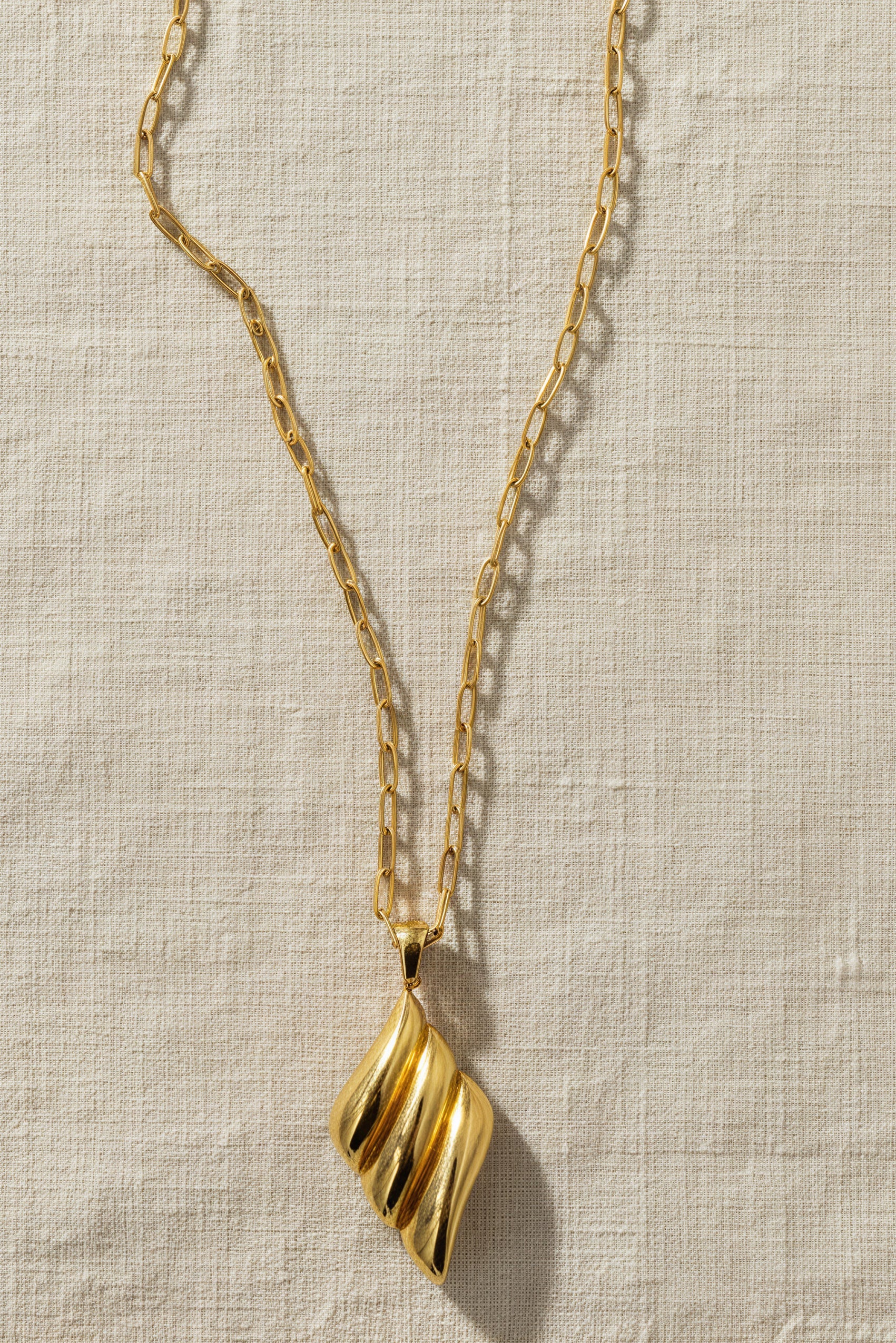 Elegante Gliederkette mit modernem Wellenanhänger