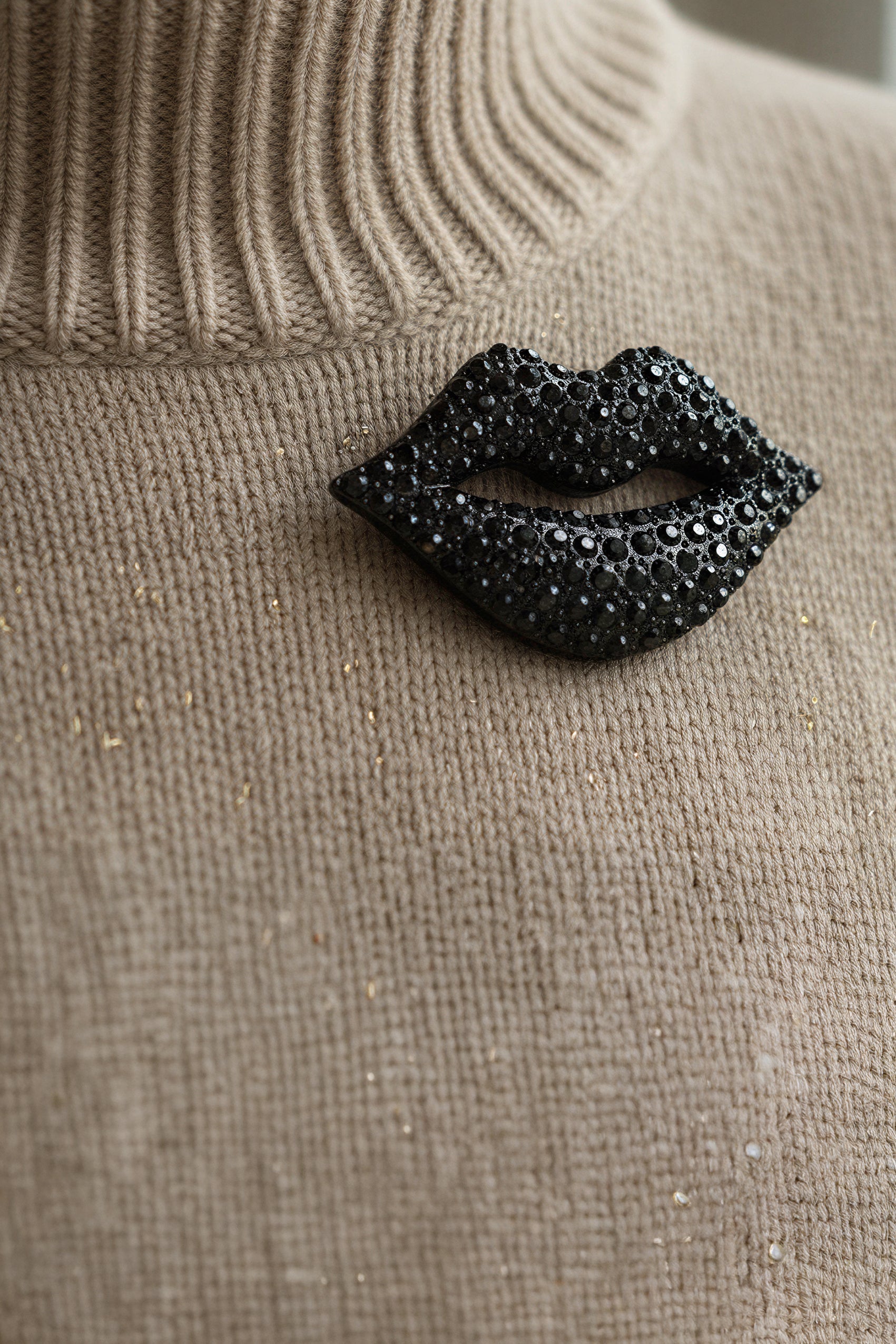 Brosche Kussmund in Schwarz