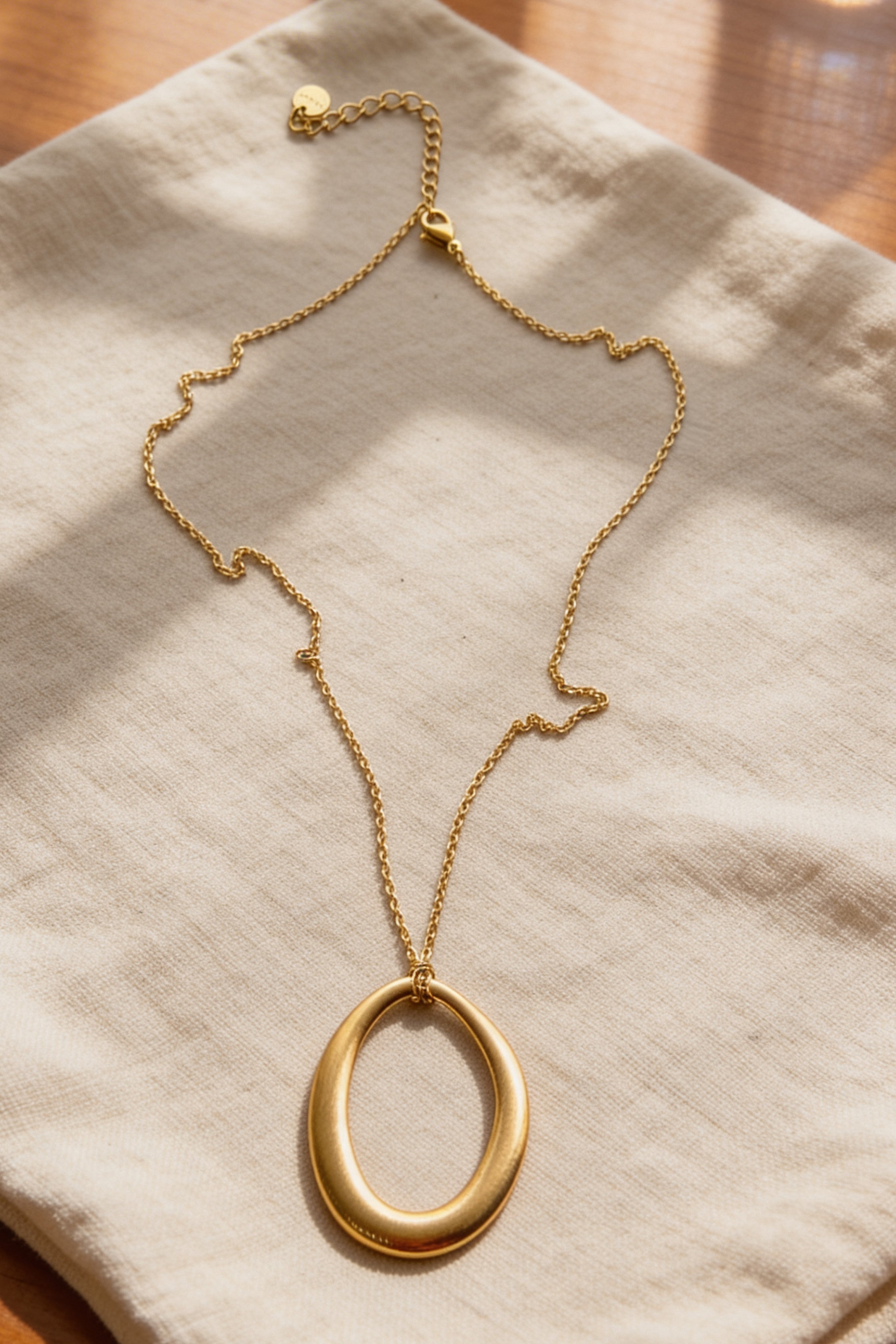 Lange Kette mit ovalem Anhänger, gold