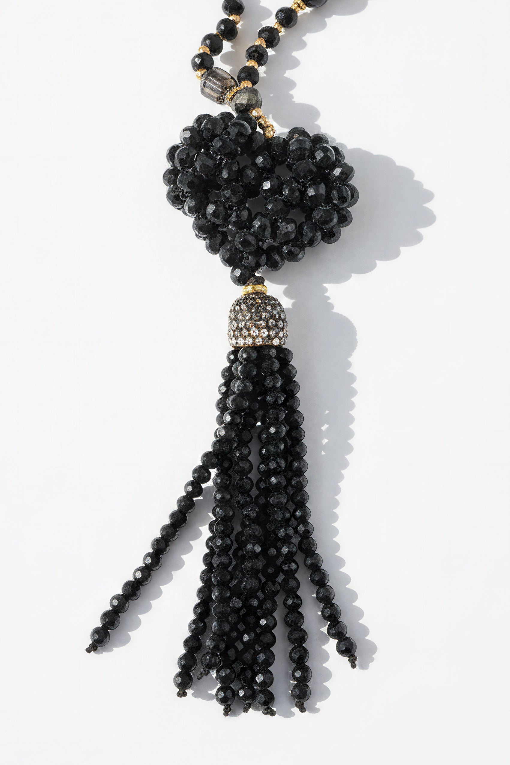 Lange schwarze Glasperlenkette mit funkelndem Herz und Steinchen-Quaste