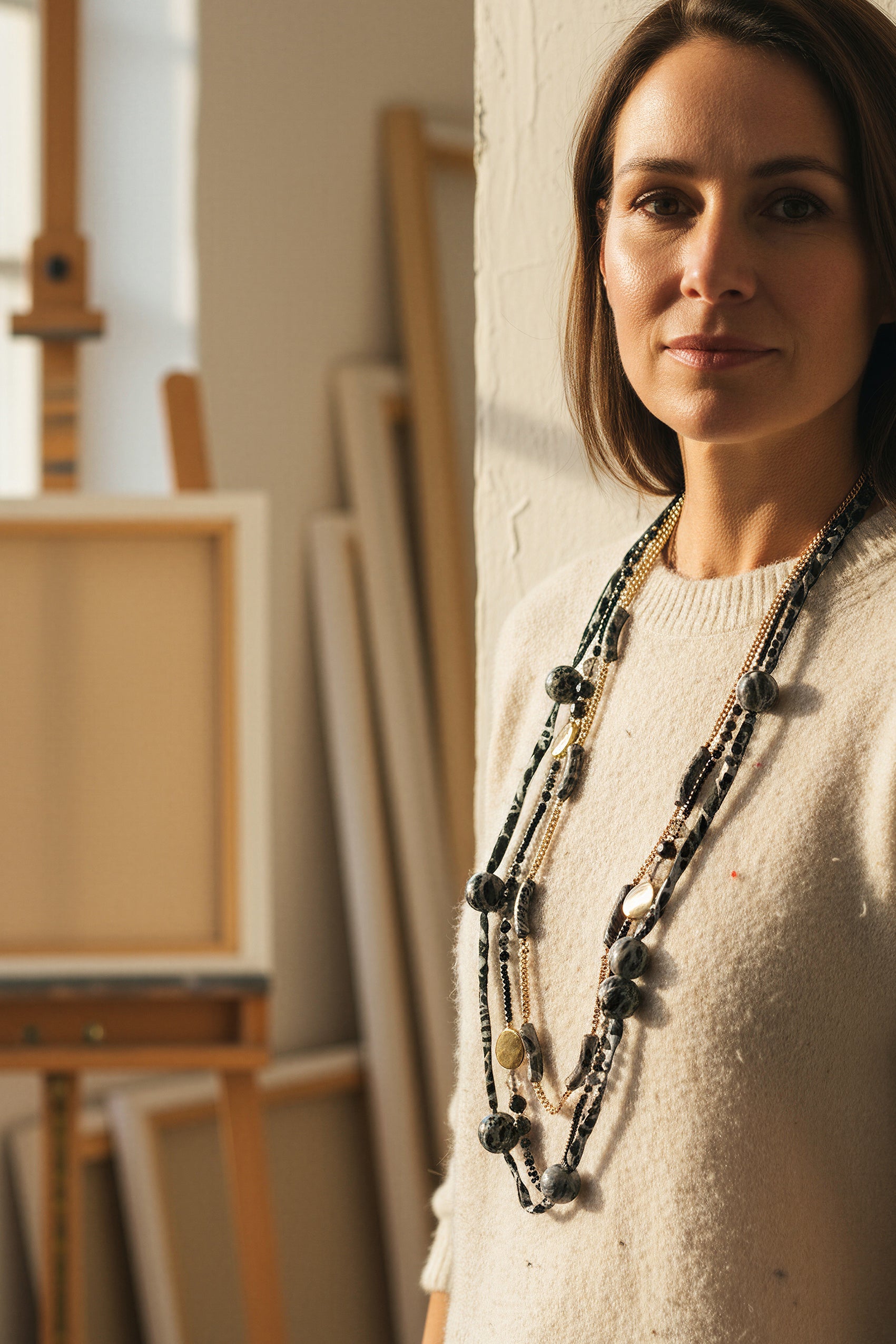 Lange Statement-Kette mit Stoffdetails und Goldakzenten