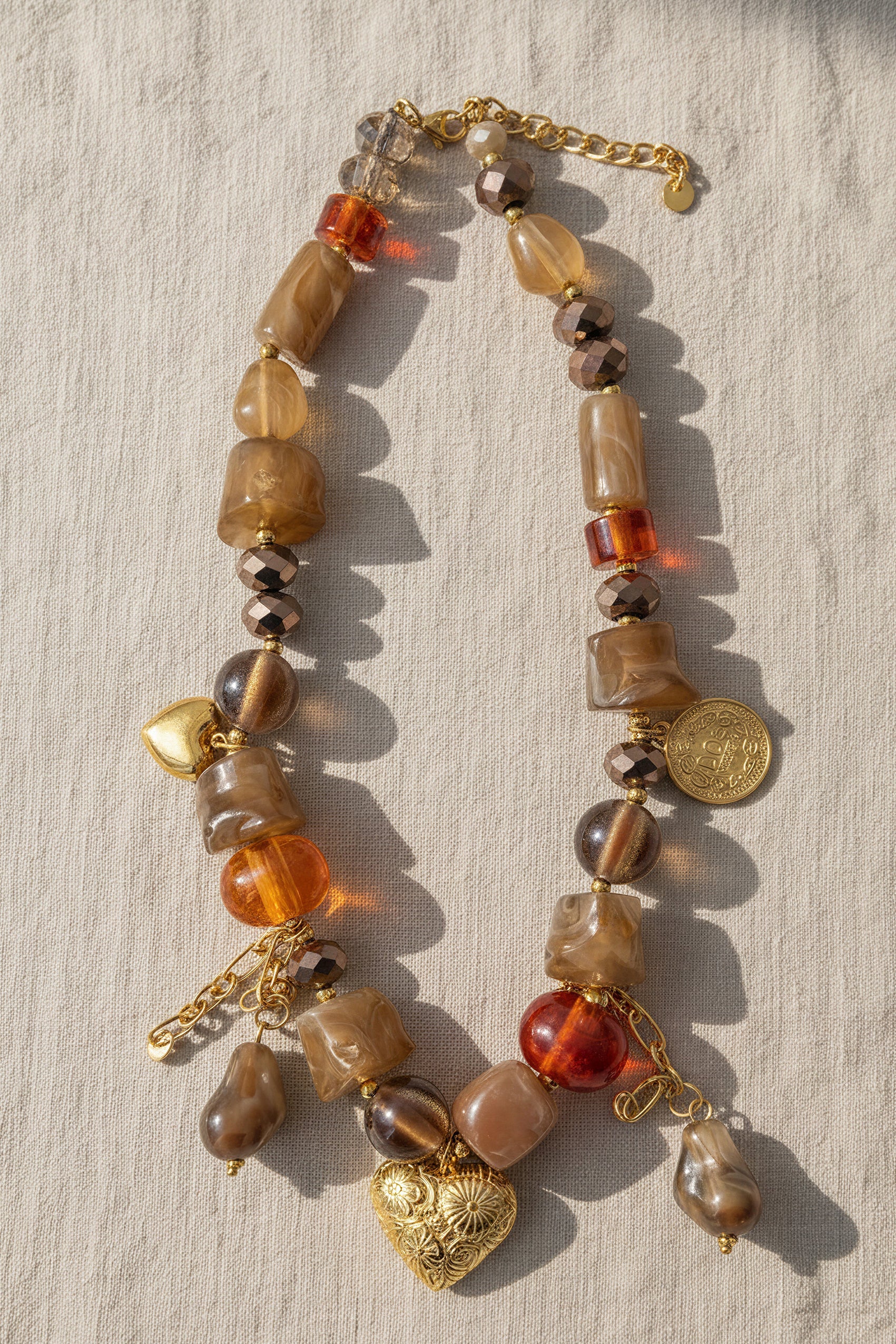 Halskette mit gemischten Perlen und Anhängern