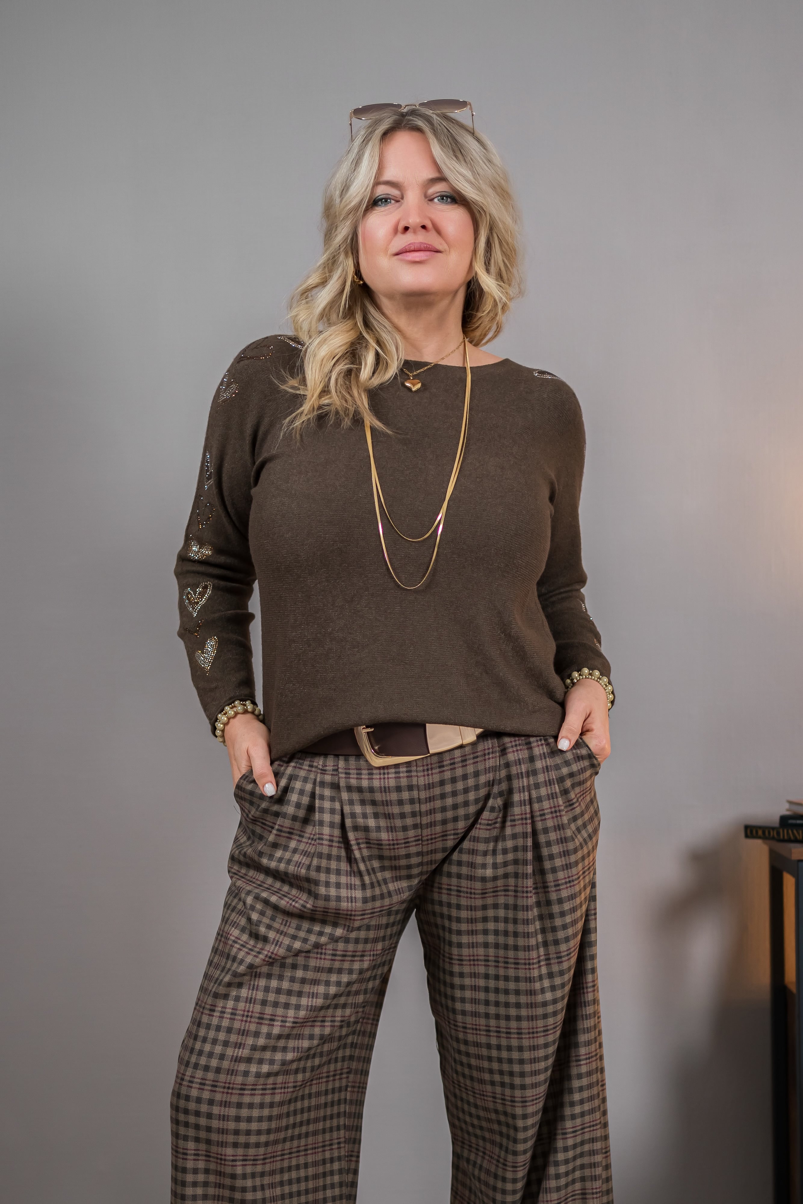 Strickpullover mit Glitzerherzen, dunkelbraun