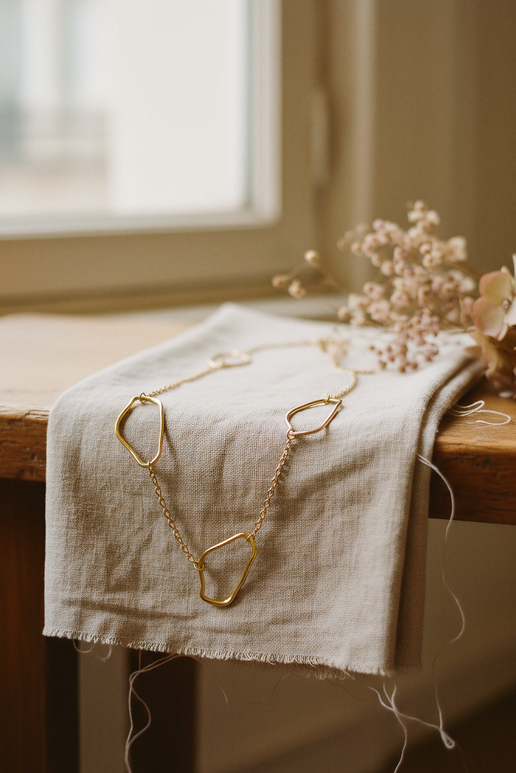 Lange Goldkette mit offenen Elementen