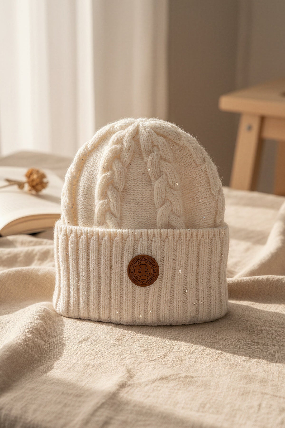 Gestrickte Mütze mit dezentem Glitzer und breitem Umschlag, creme