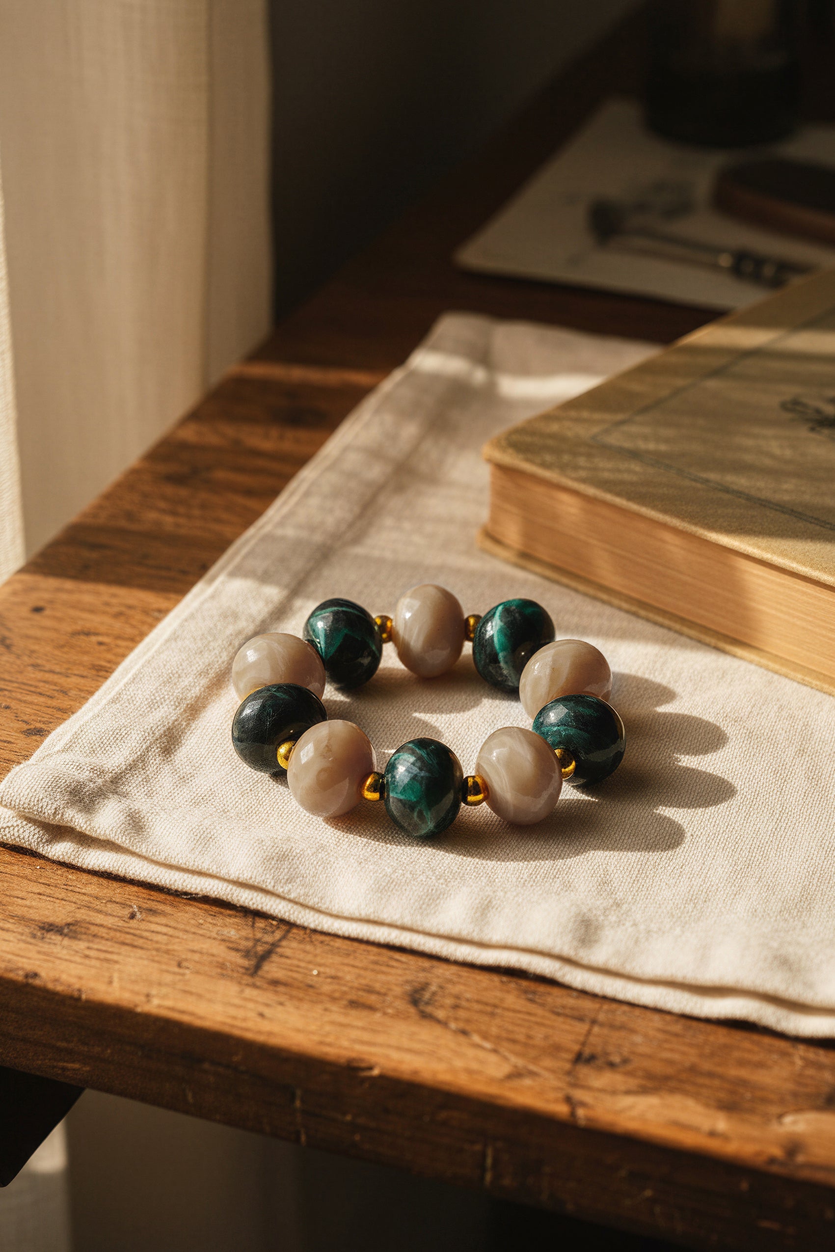 Marmoriertes Perlenarmband, zweifarbig