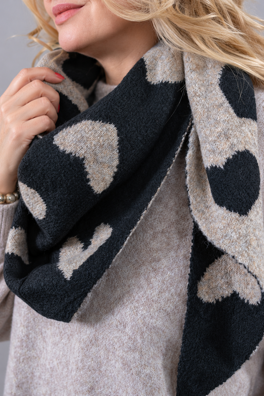 Dreiecksschal mit Herzen, beige/schwarz