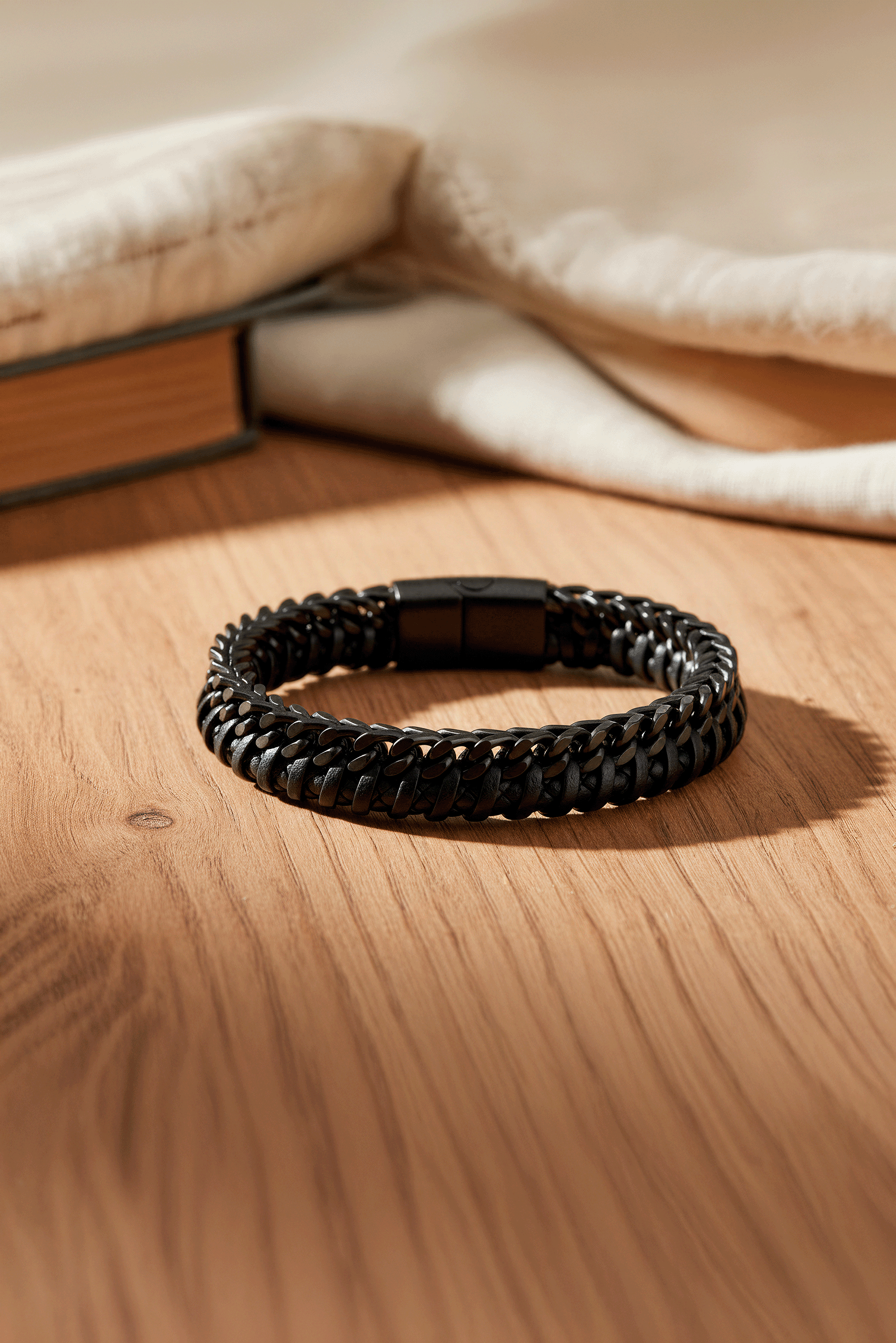 Geflochtenes Kunstlederarmband mit Edelstahlverschluss, schwarz