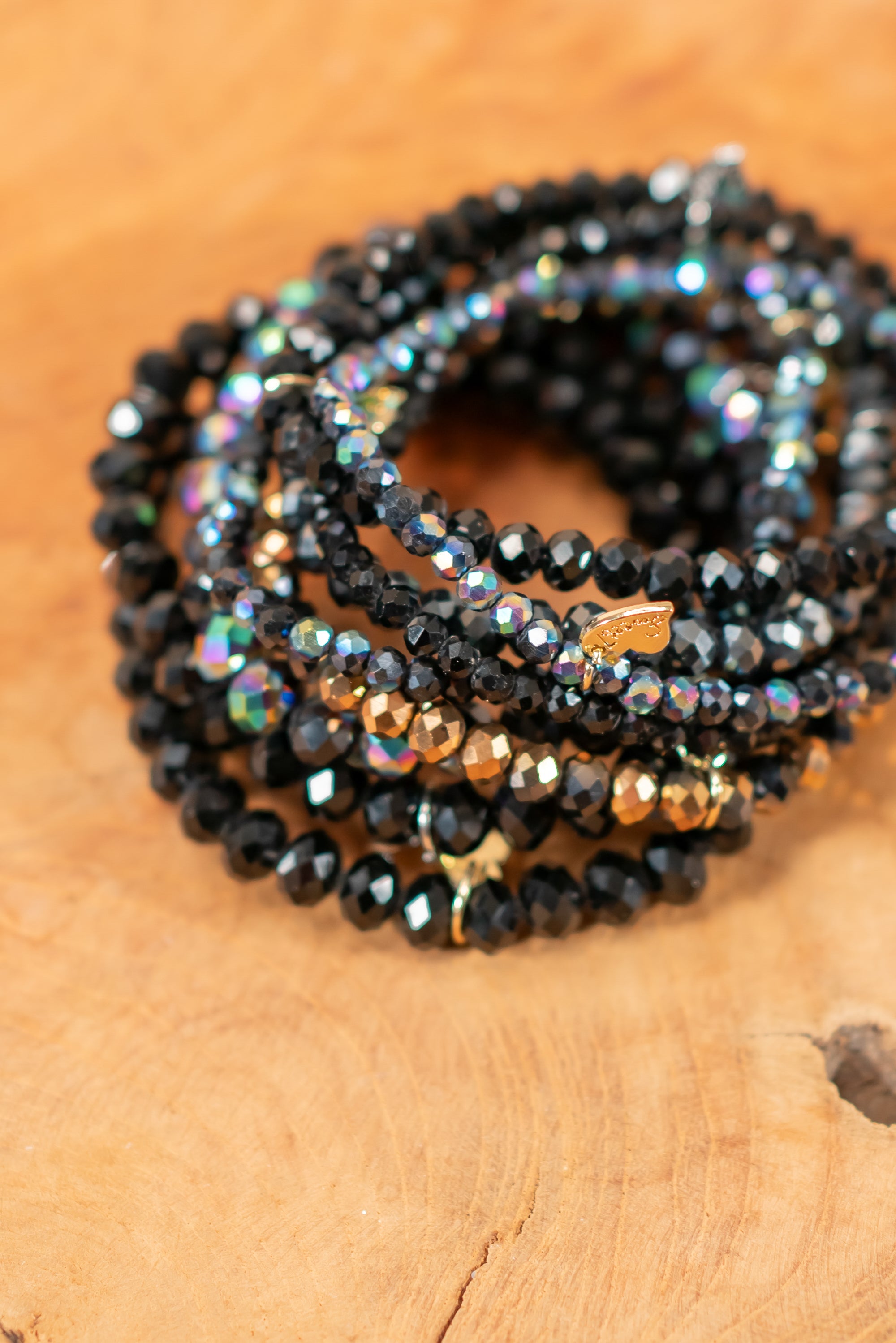 Schwarzes Kristall-Armband-Set mit Regenbogenschimmer und goldenen Herzanhänger, 9-teilig