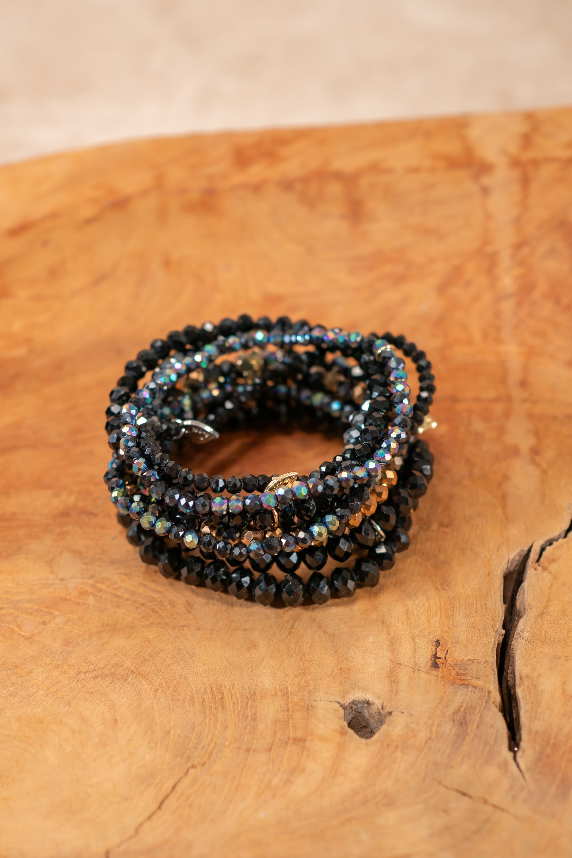 Schwarzes Kristall-Armband-Set mit Regenbogenschimmer und goldenen Herzanhänger, 9-teilig