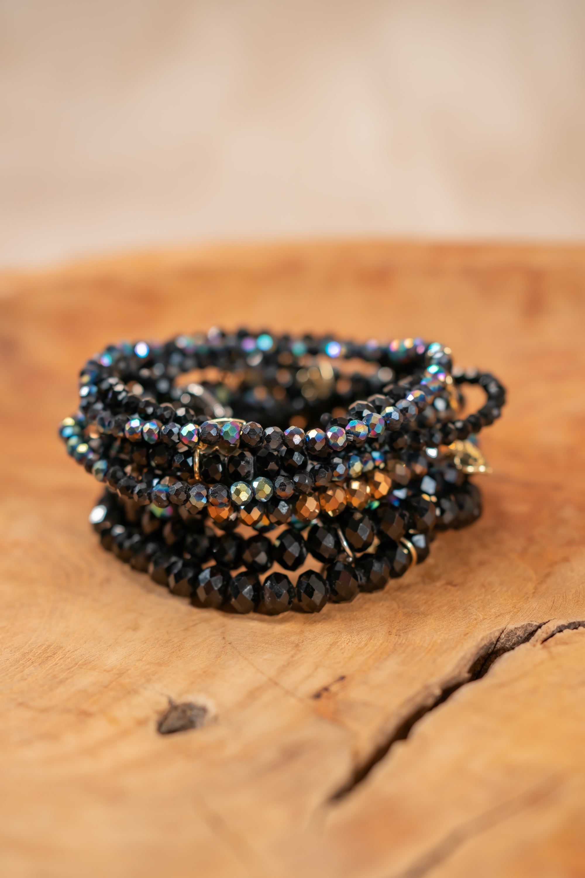 Schwarzes Kristall-Armband-Set mit Regenbogenschimmer und goldenen Herzanhänger, 9-teilig