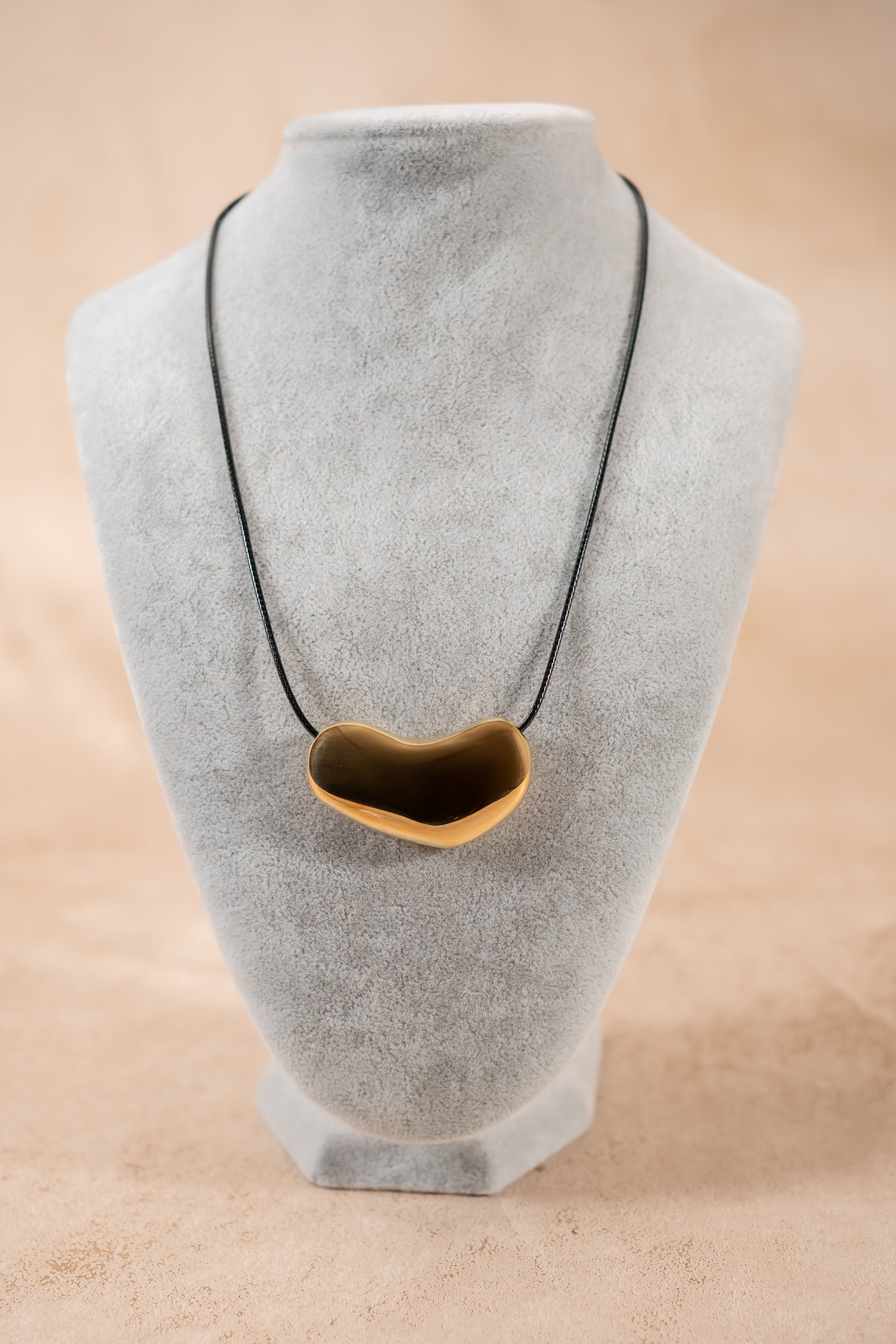 Halskette mit goldenem Anhänger und verstellbarem schwarzen Kunstlederband