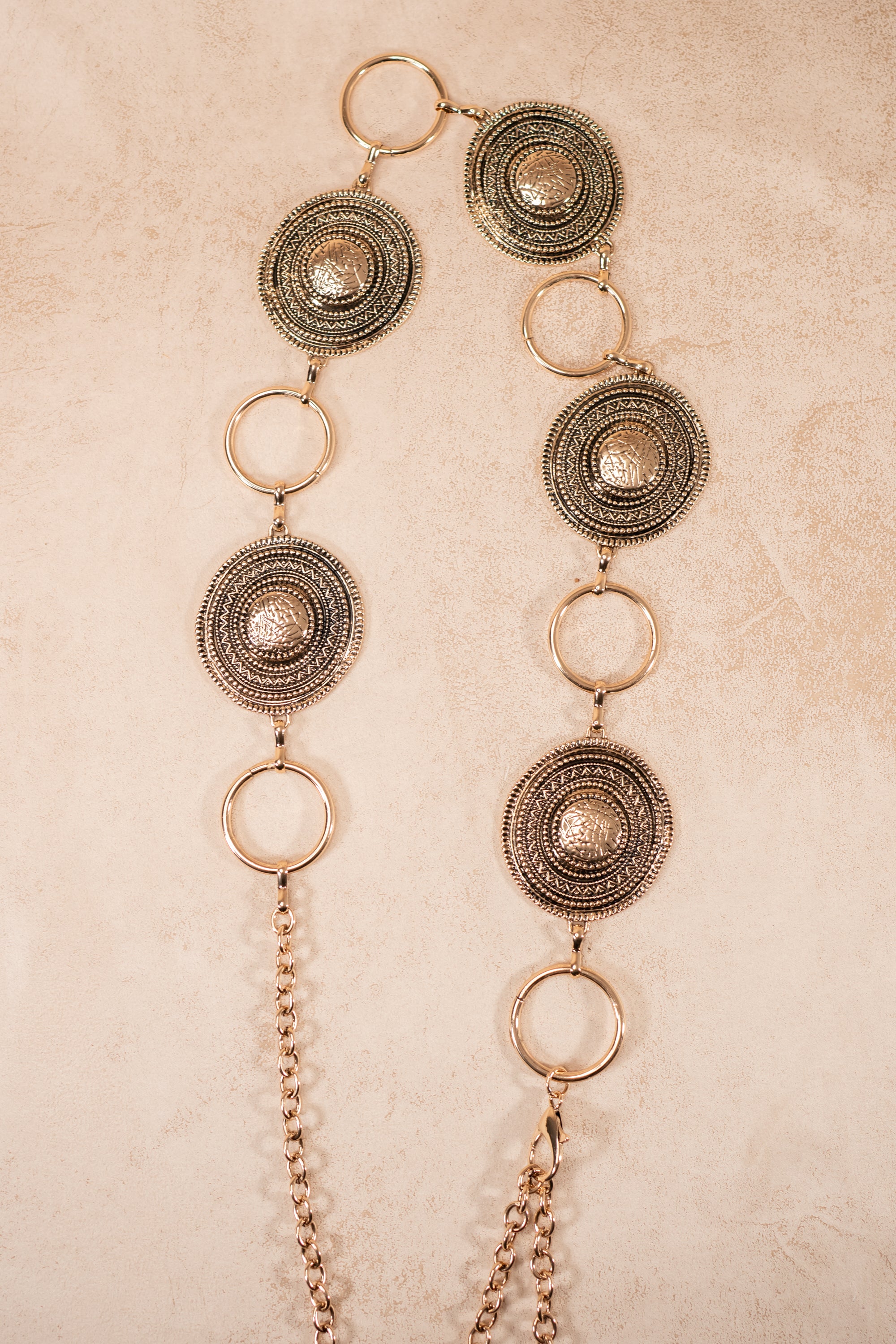 Goldener Kettengürtel im Boho-Stil