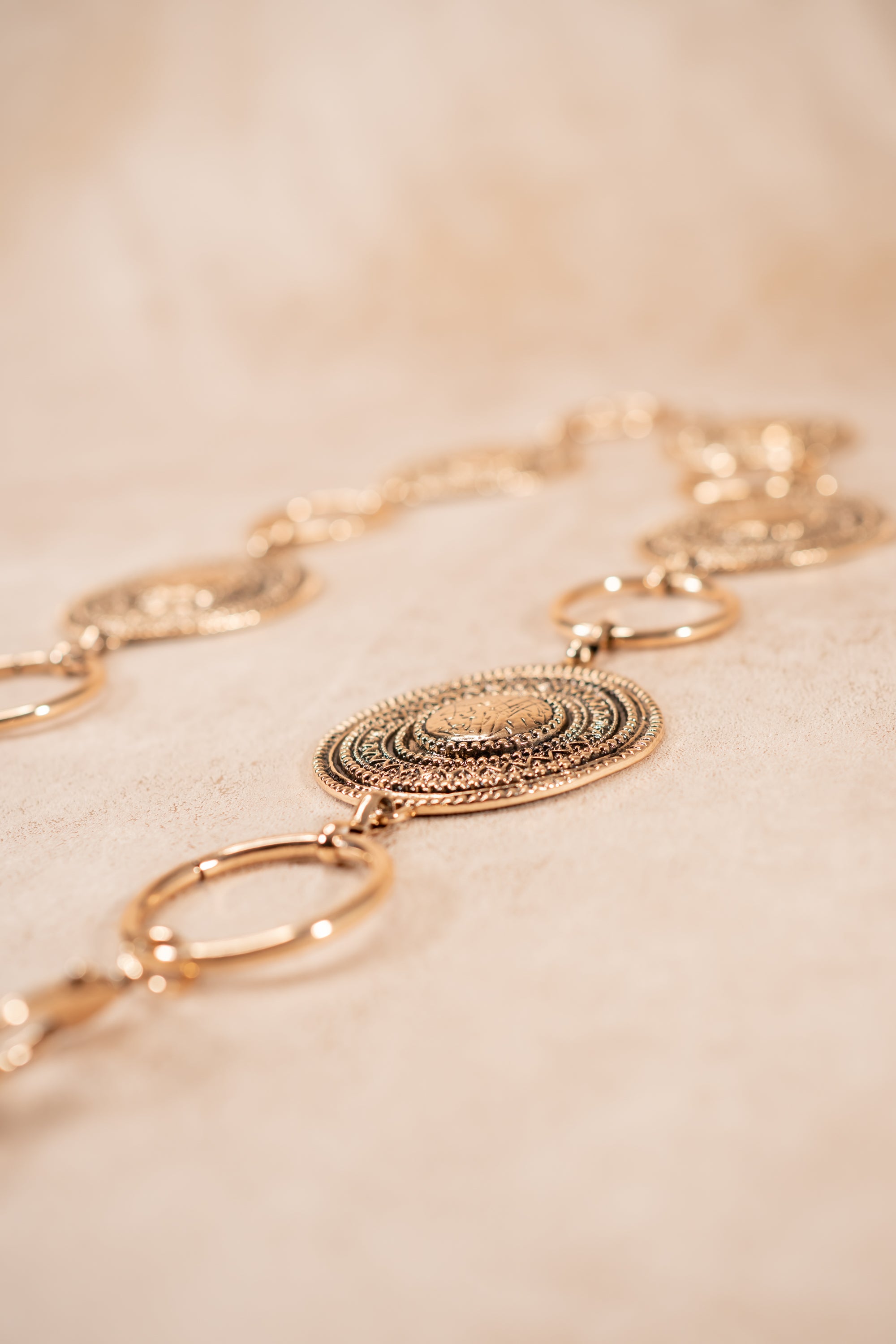 Goldener Kettengürtel im Boho-Stil