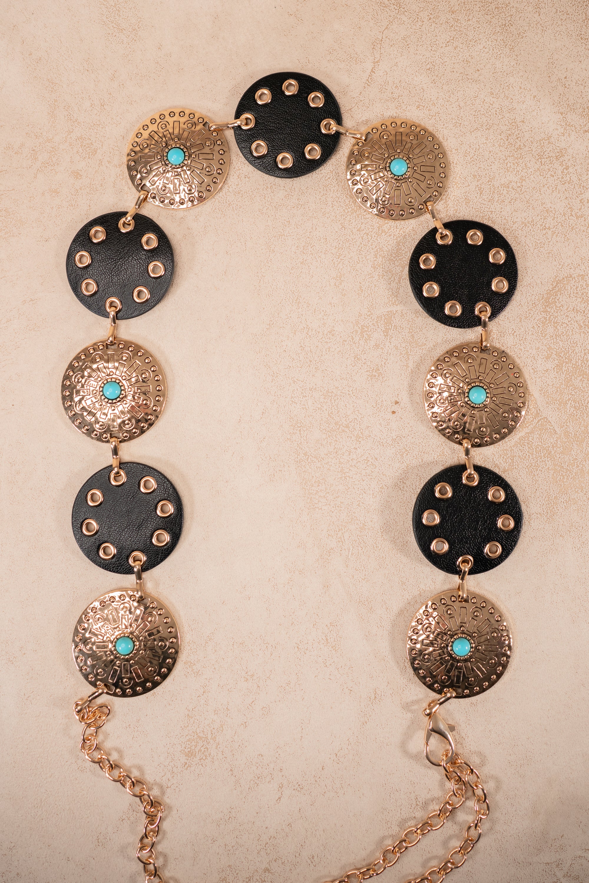 Medaillon-Kettengürtel mit türkisen Steinakzenten im Boho-Stil