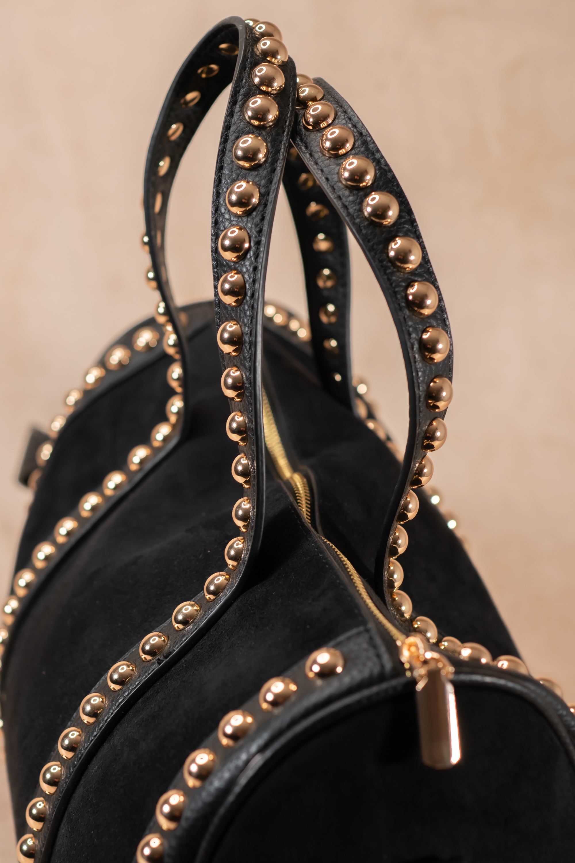 Schwarze Barrel Bag in Velours mit goldenen Nieten
