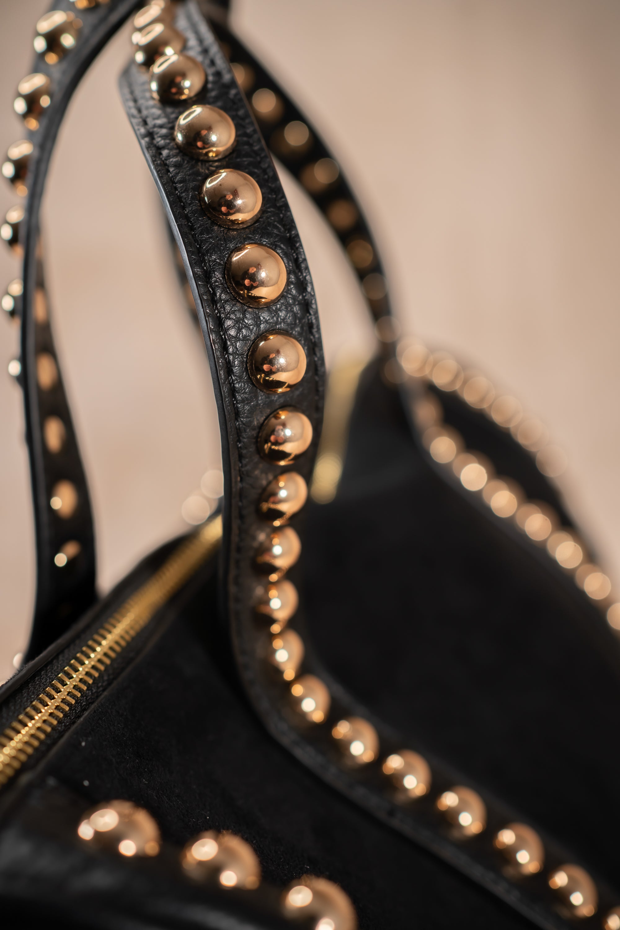 Schwarze Barrel Bag in Velours mit goldenen Nieten