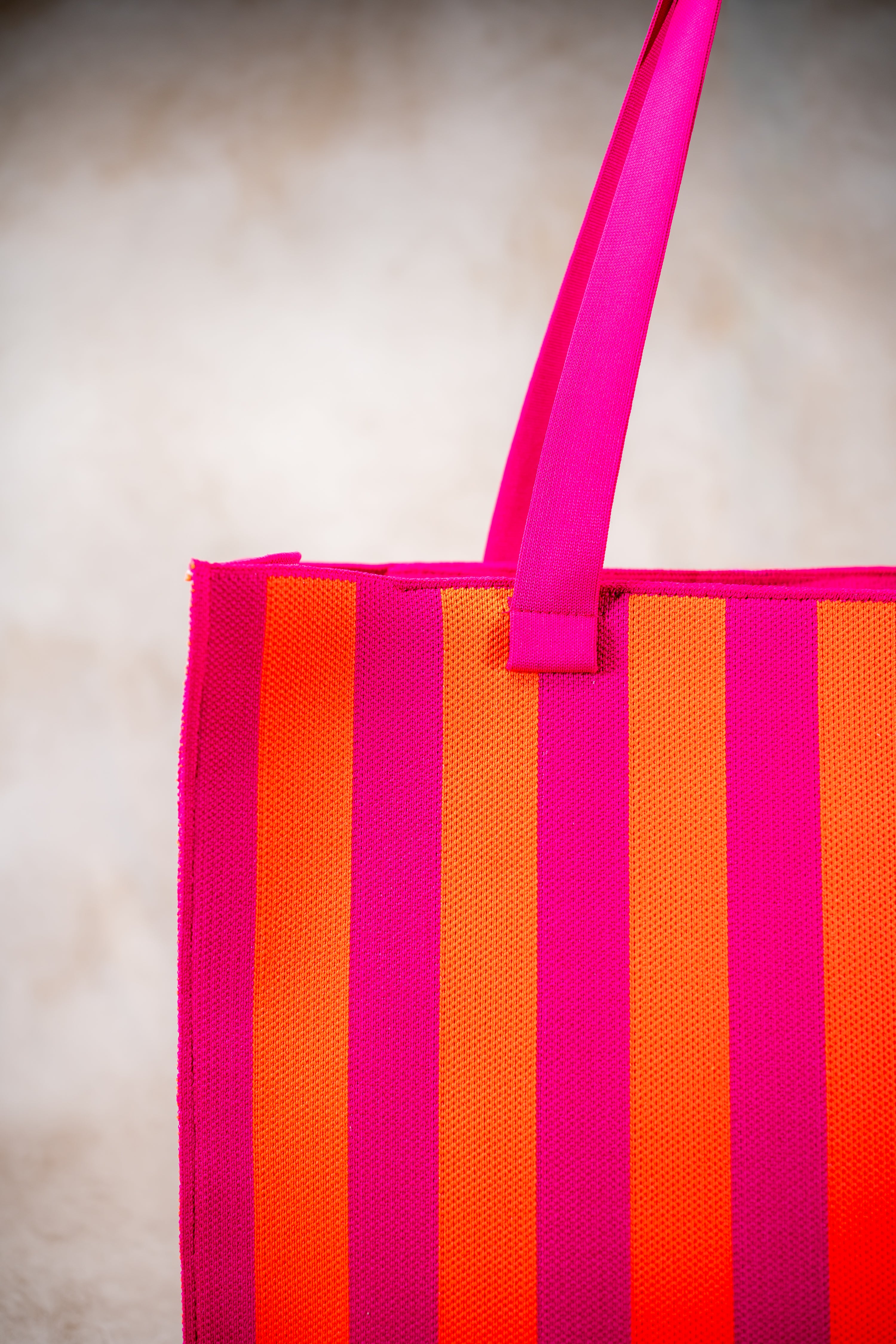 Weicher Shopper in Pink-Orange in Blockstreifen