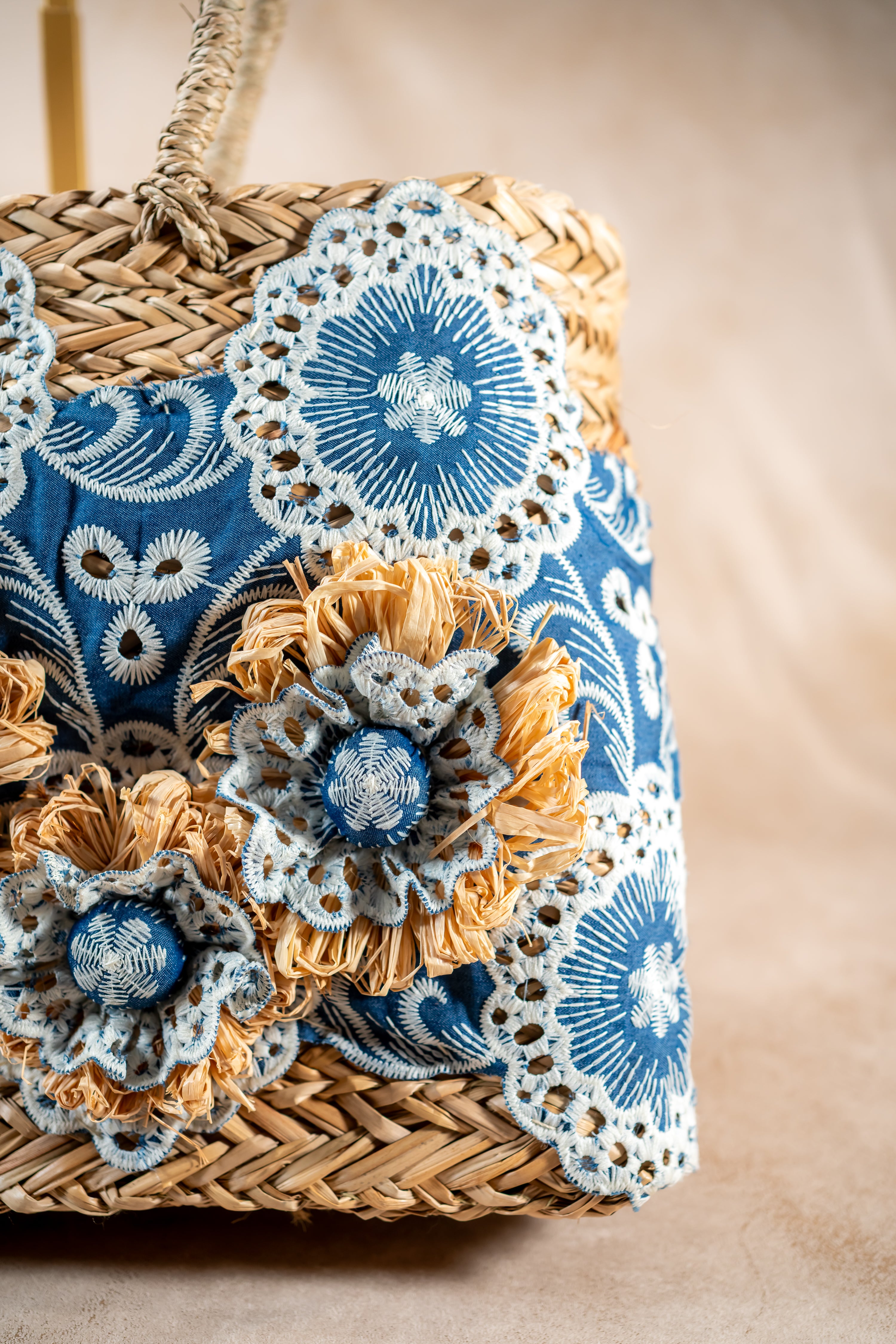 Korbtasche mit Spitzenbesatz und Bast-Blüten