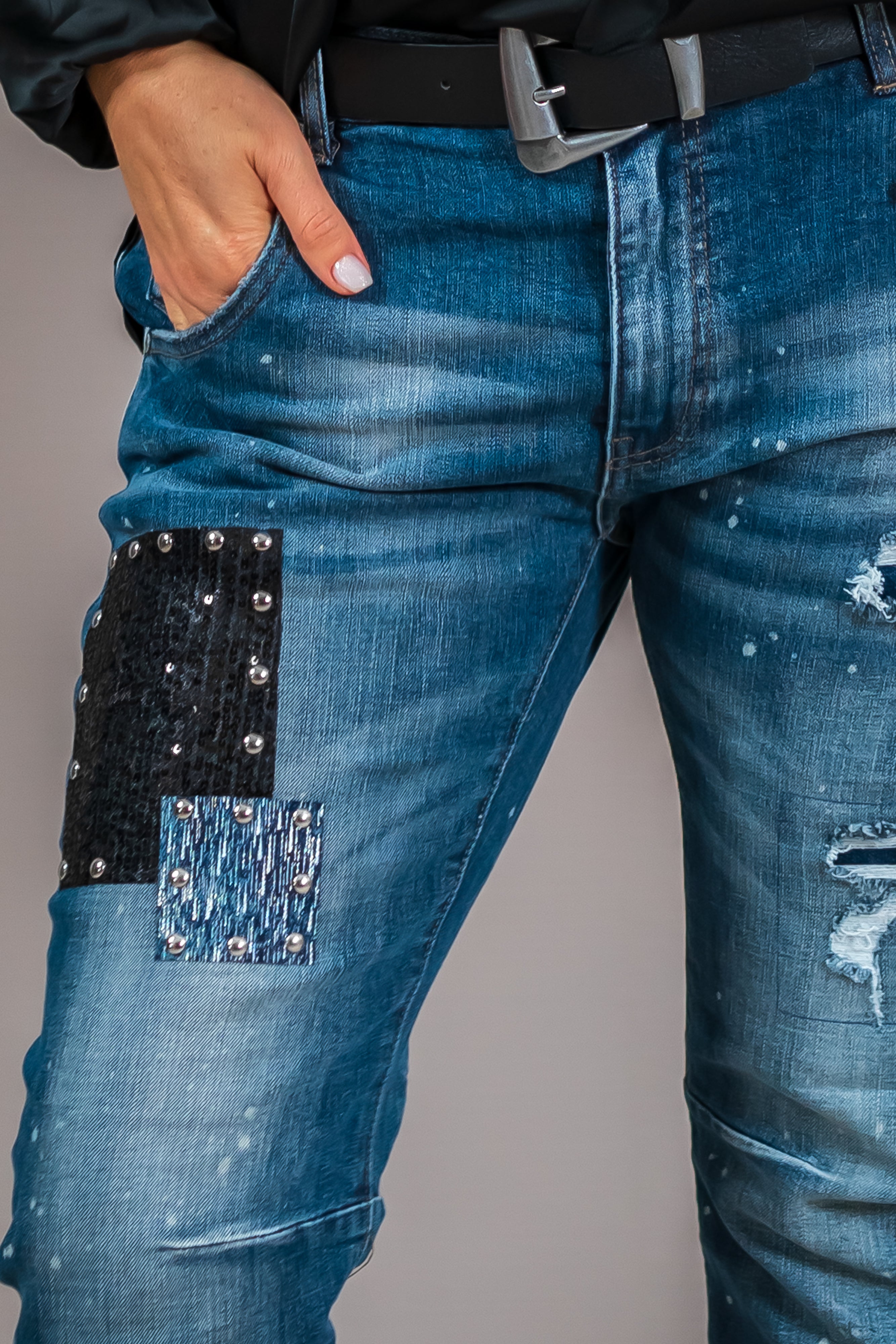 Jeans mit Pailletten & Used-Effekten