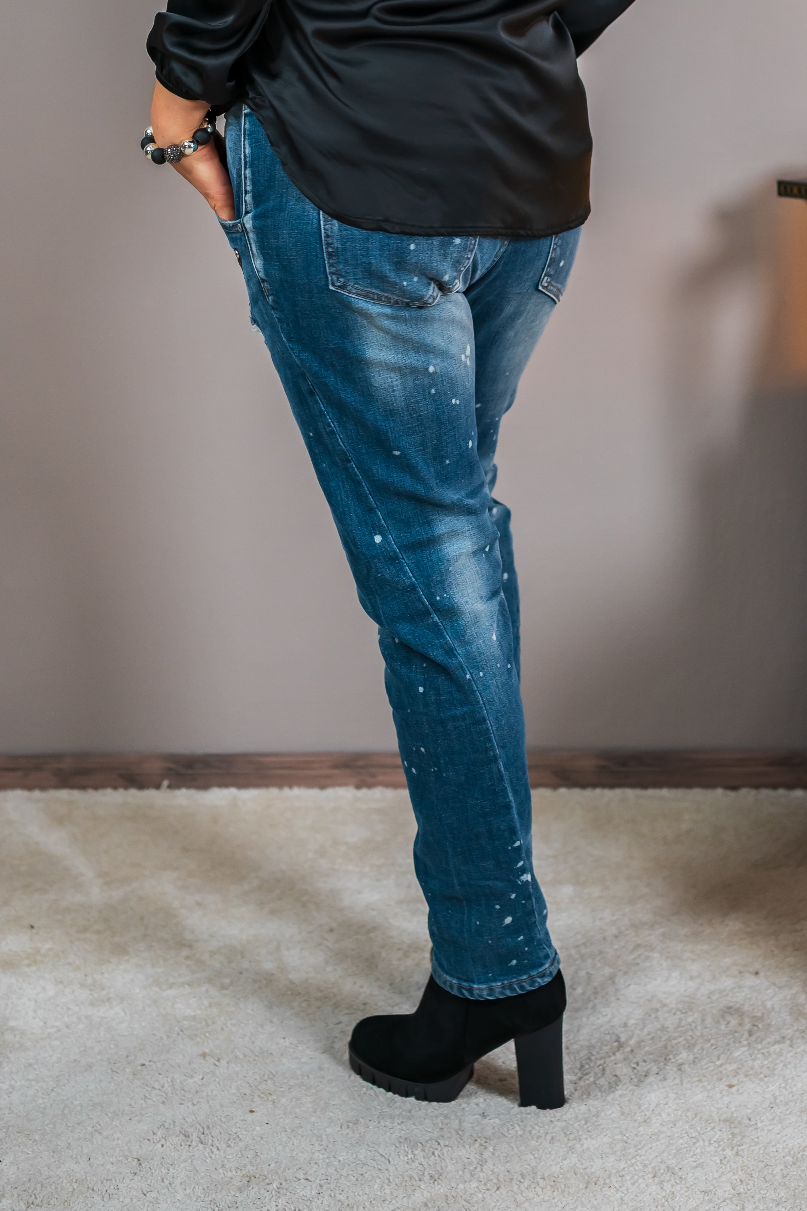 Jeans mit Pailletten & Used-Effekten