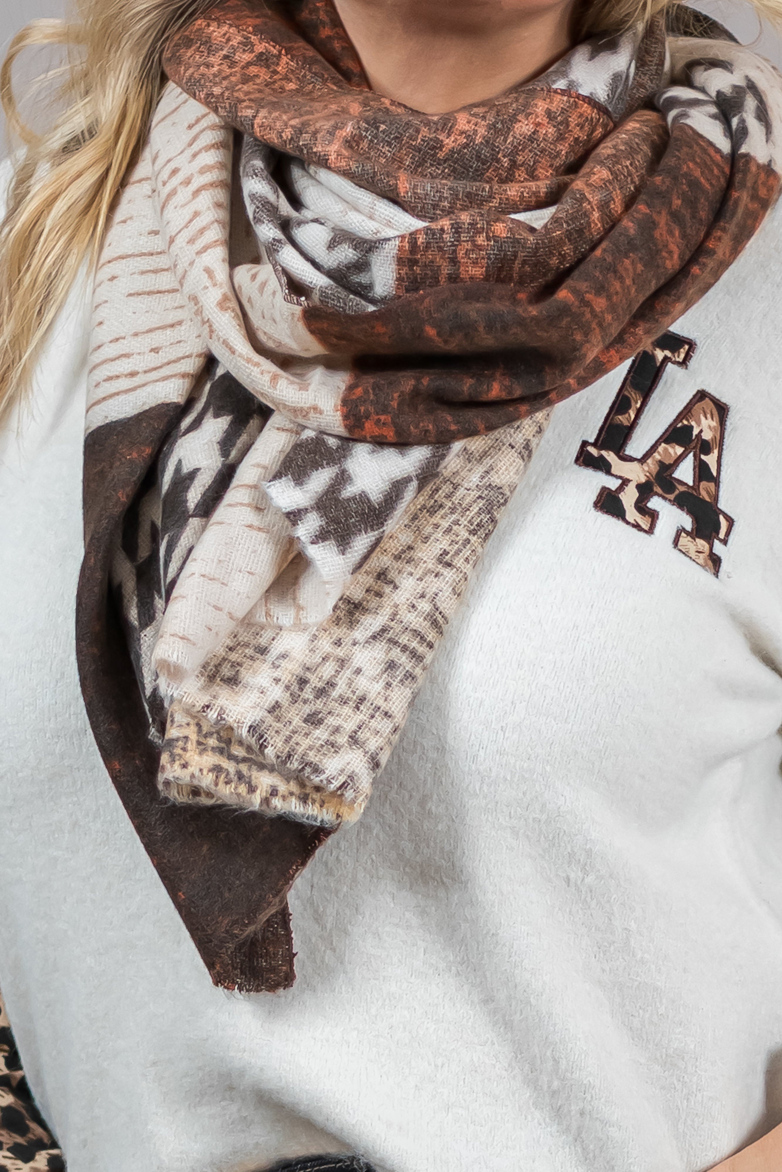 Weicher Schal mit Muster, brauntöne