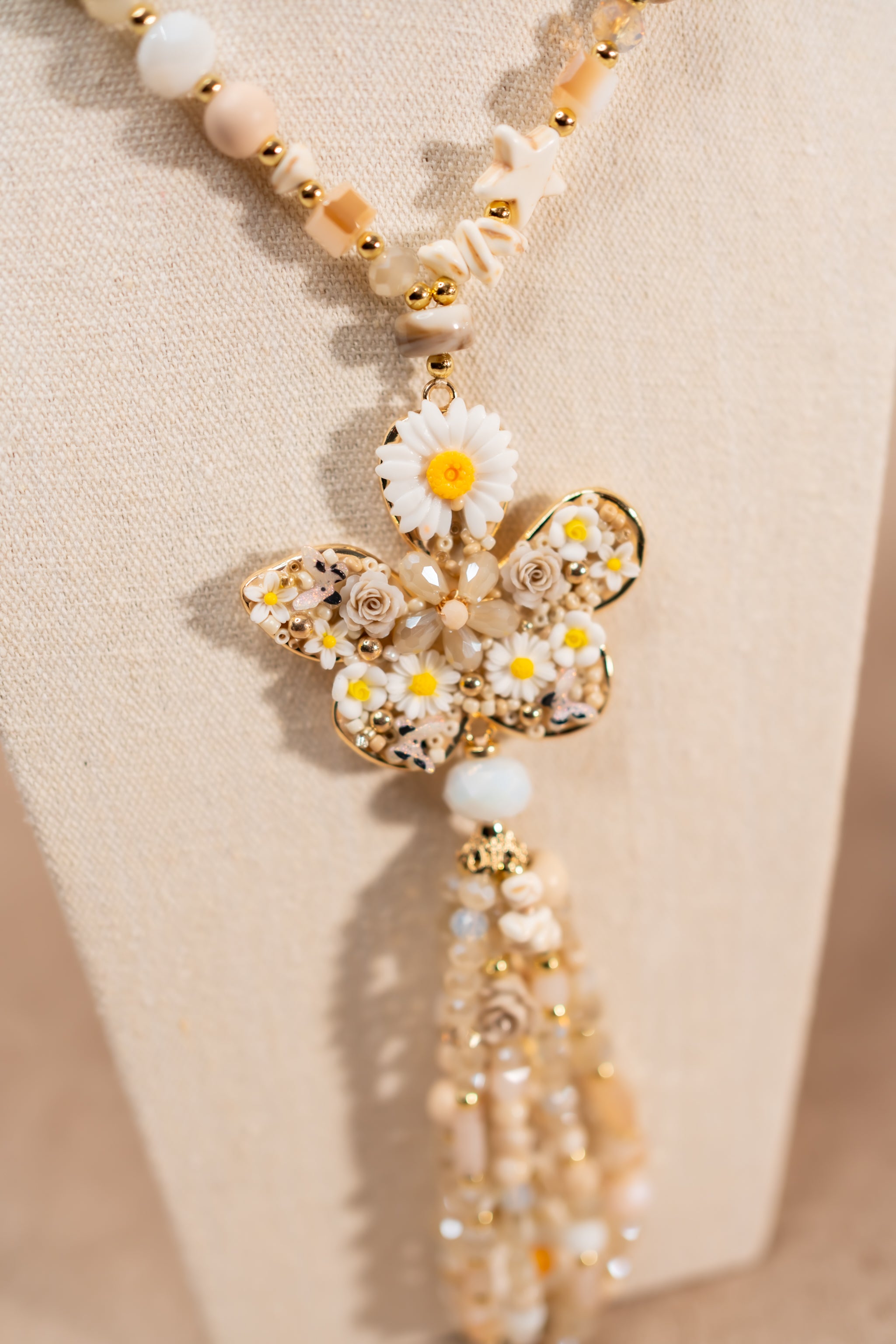 Halskette mit Anhängern, Schmetterling