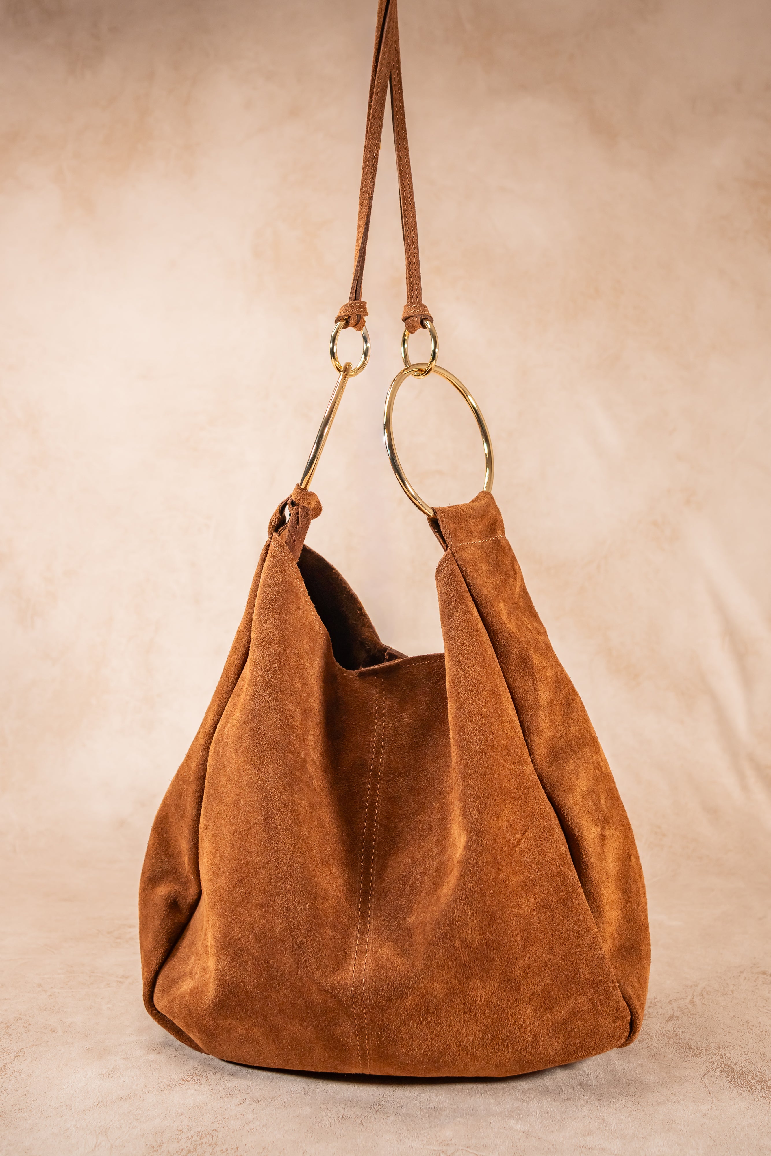 Schultertasche aus Wildleder mit Goldringen, cognacbraun
