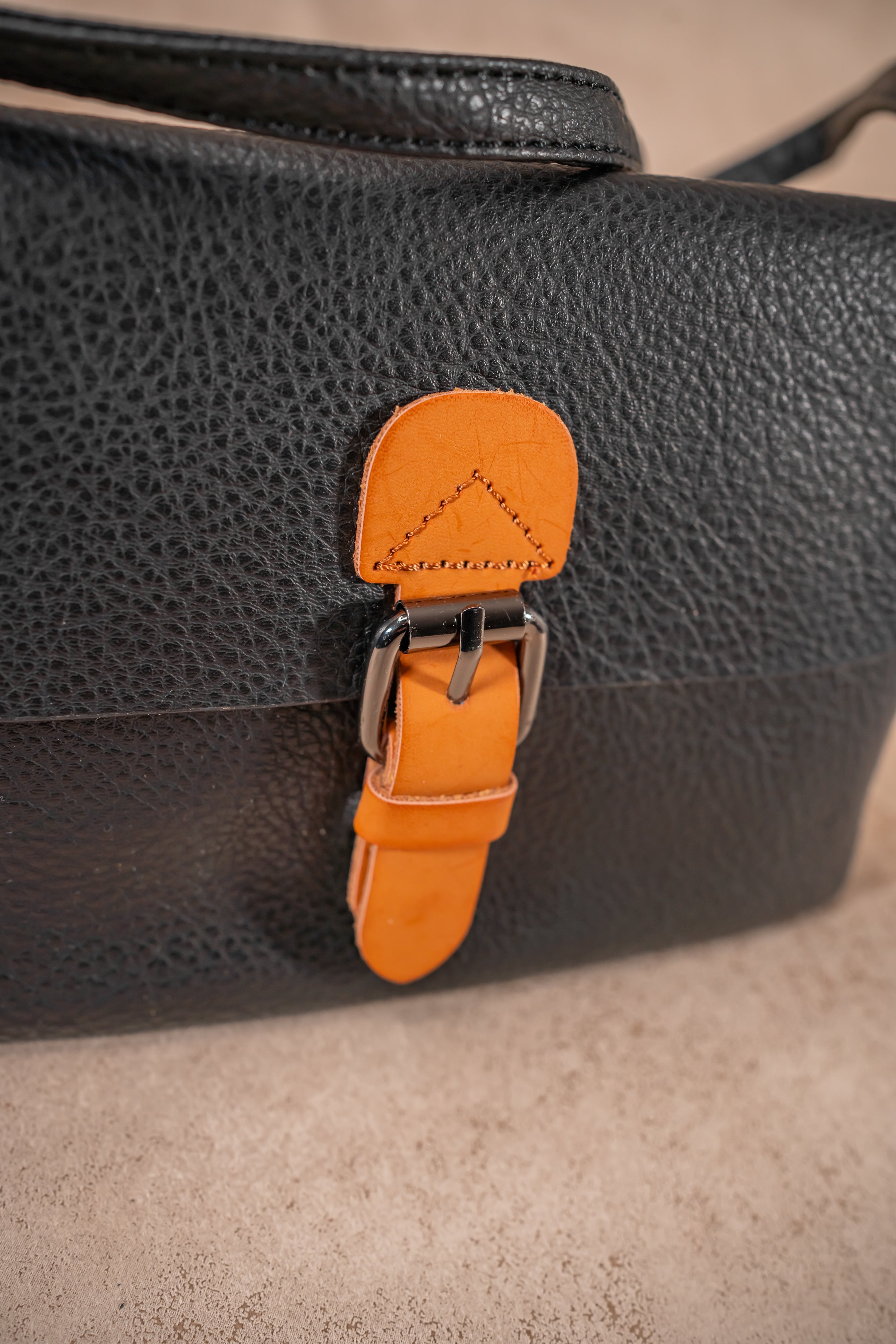 Schmale Umhängetasche, schwarz