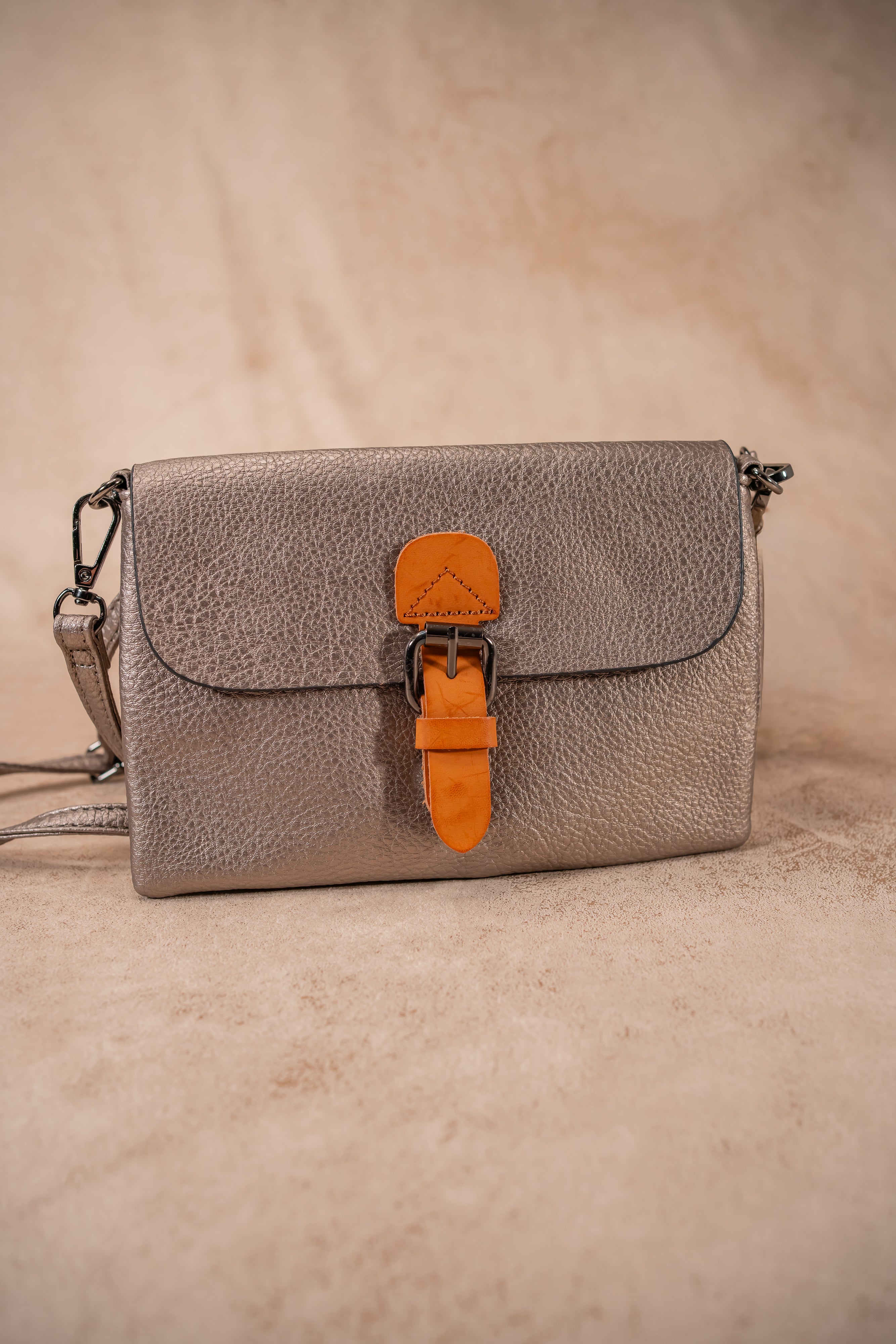 Schmale Umhängetasche, bronze-metallic