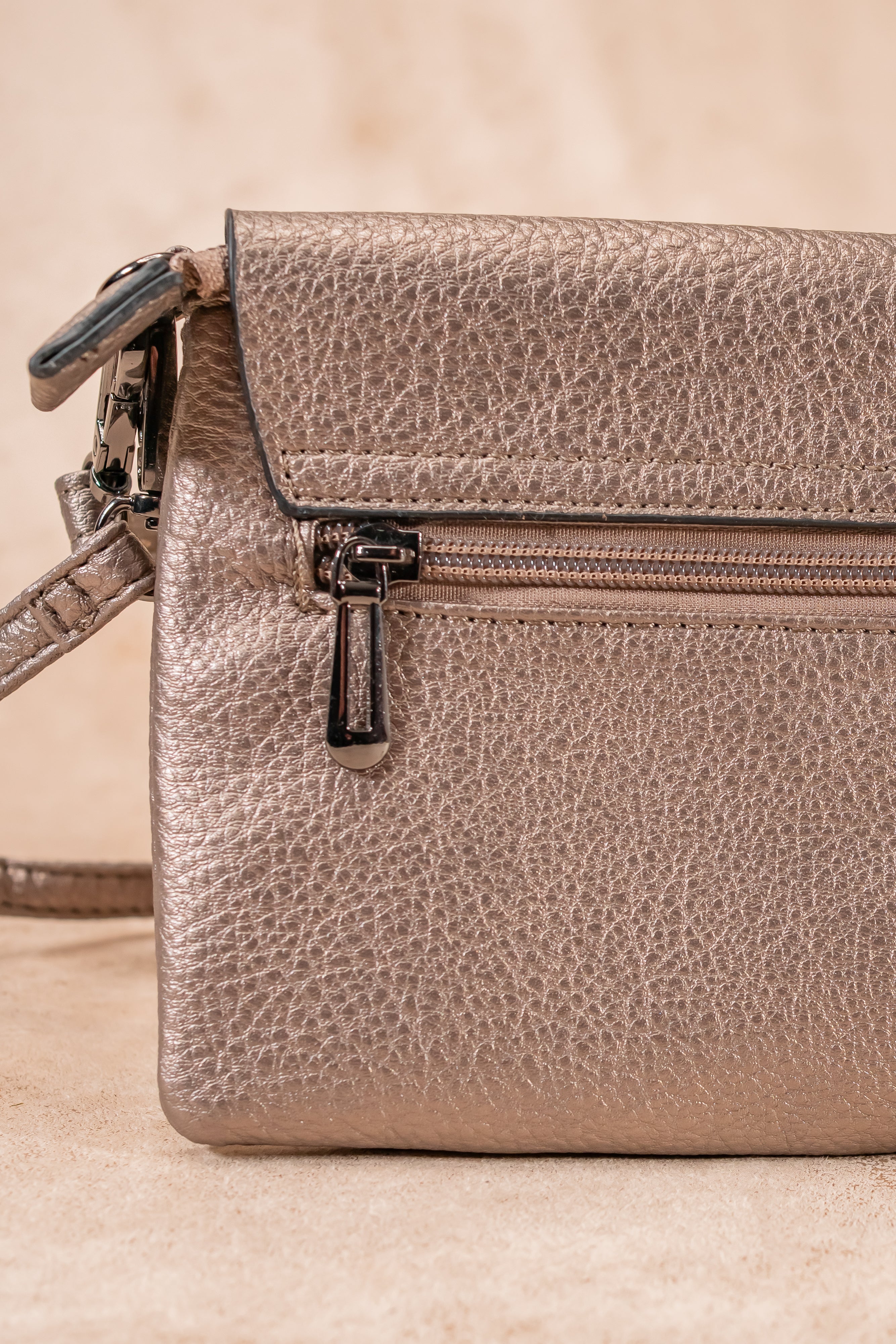 Schmale Umhängetasche, bronze-metallic