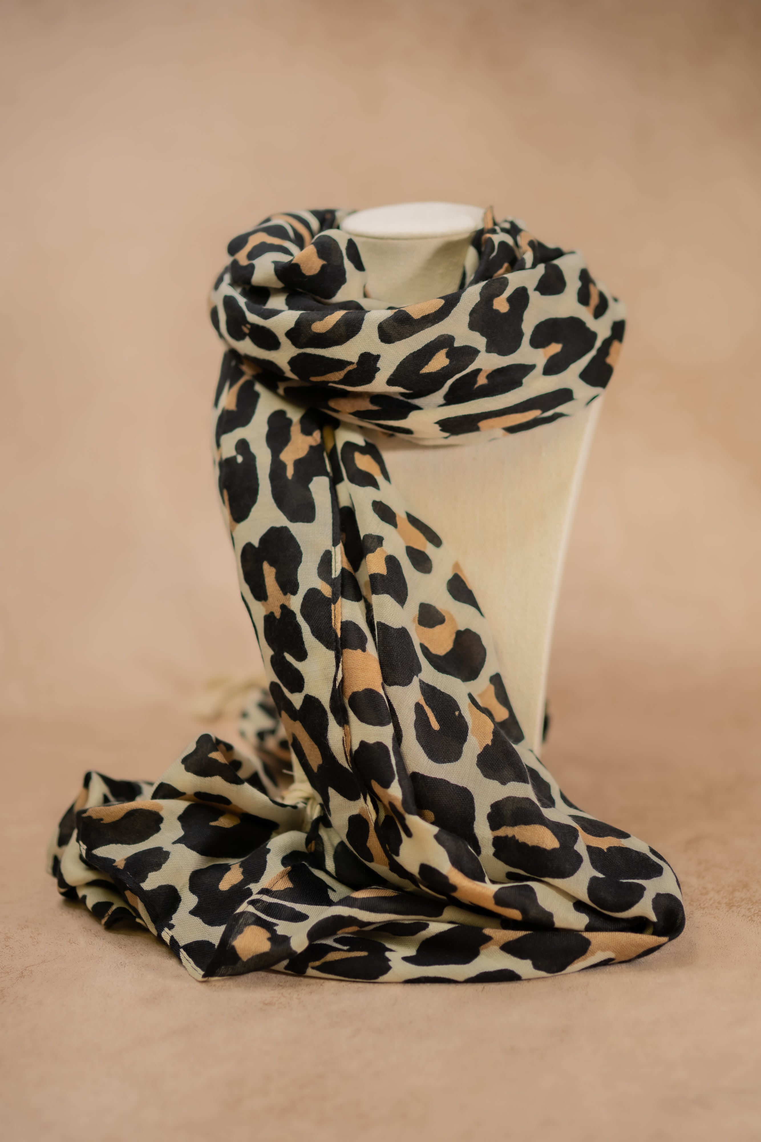 Leichter Schal mit Animalprint, beige