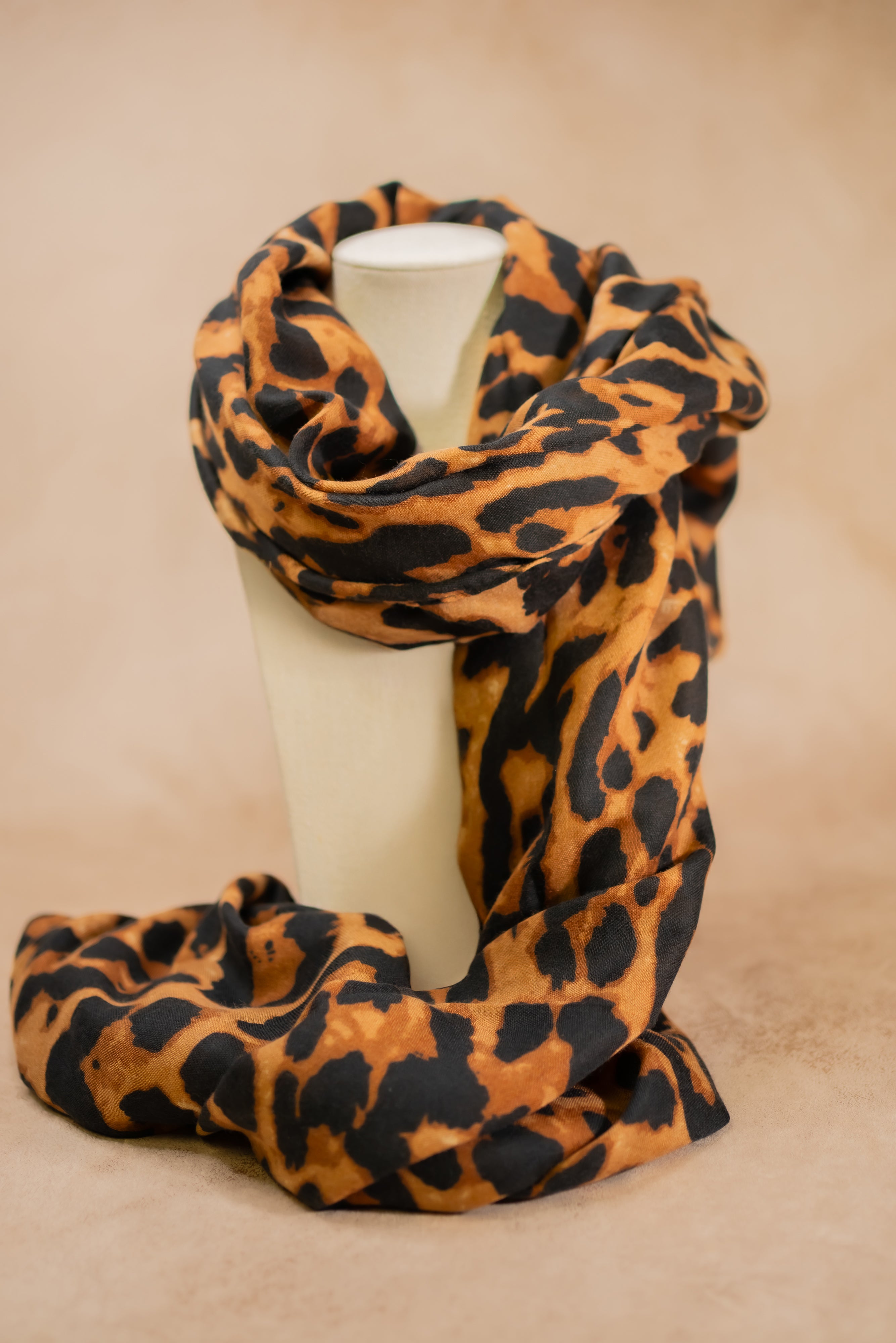 Leichter Schal mit Animalprint, braun