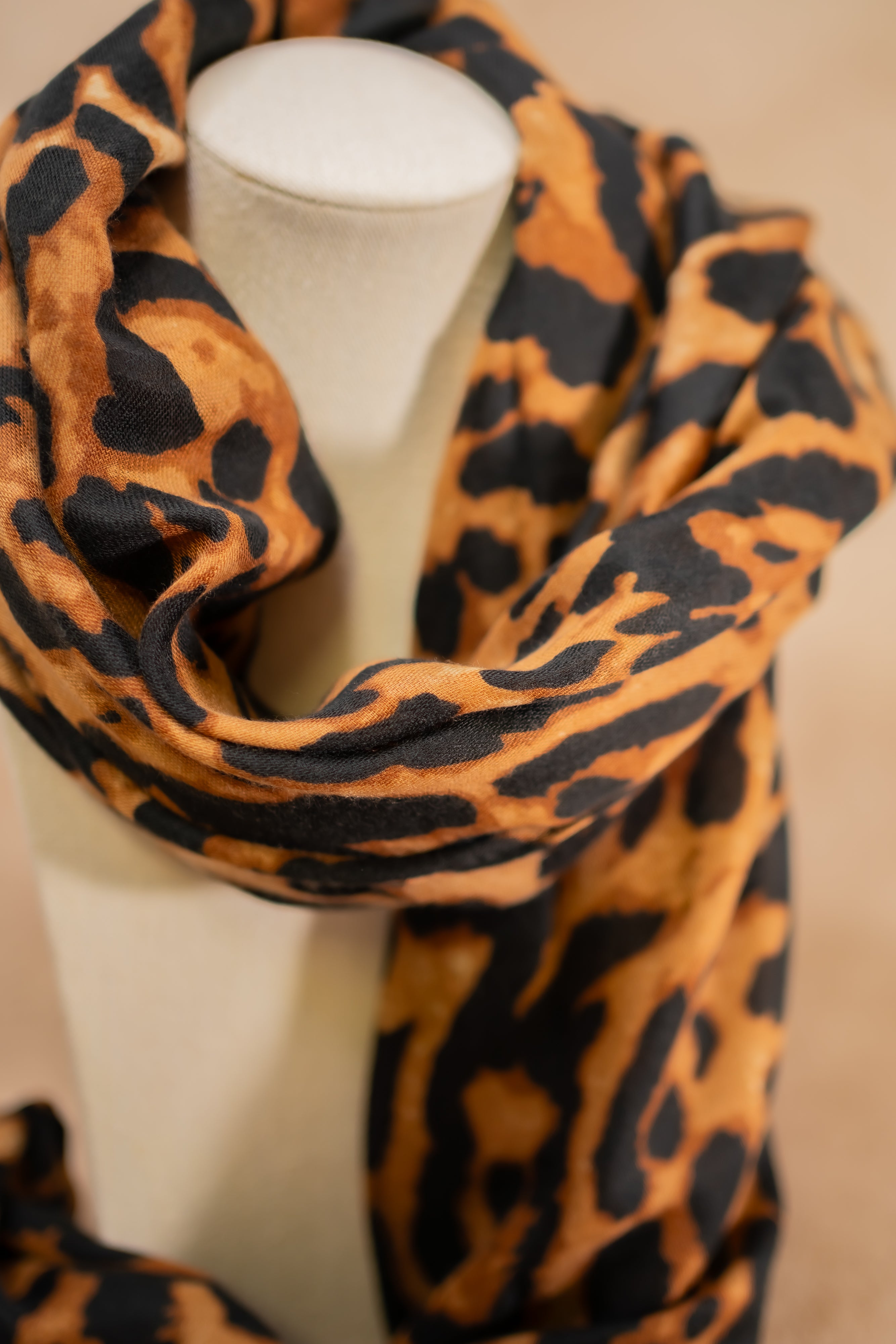 Leichter Schal mit Animalprint, braun