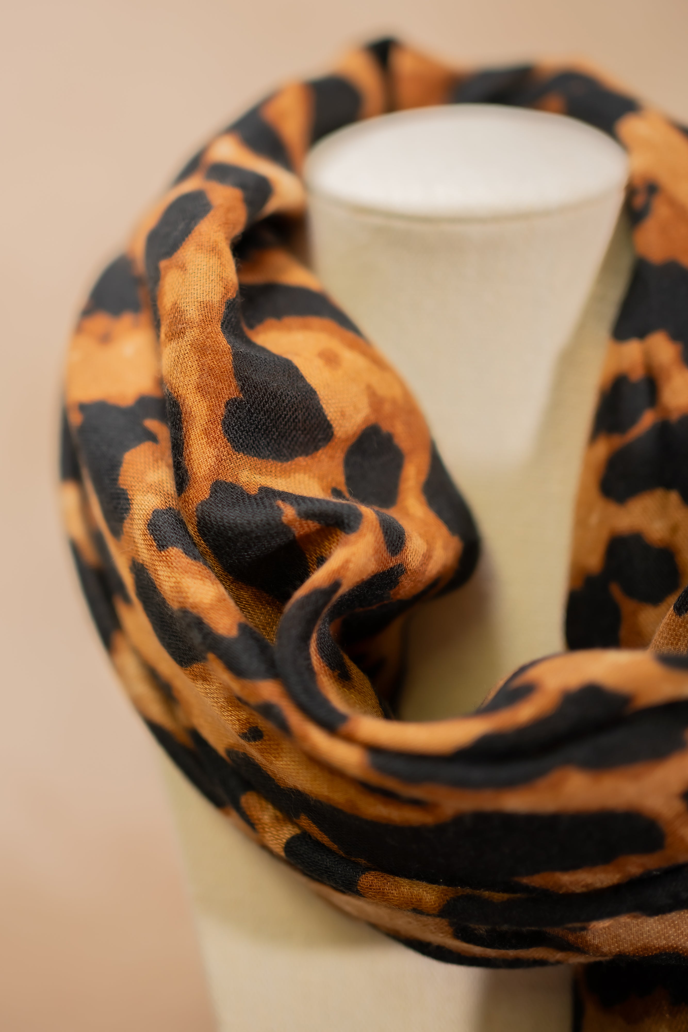 Leichter Schal mit Animalprint, braun