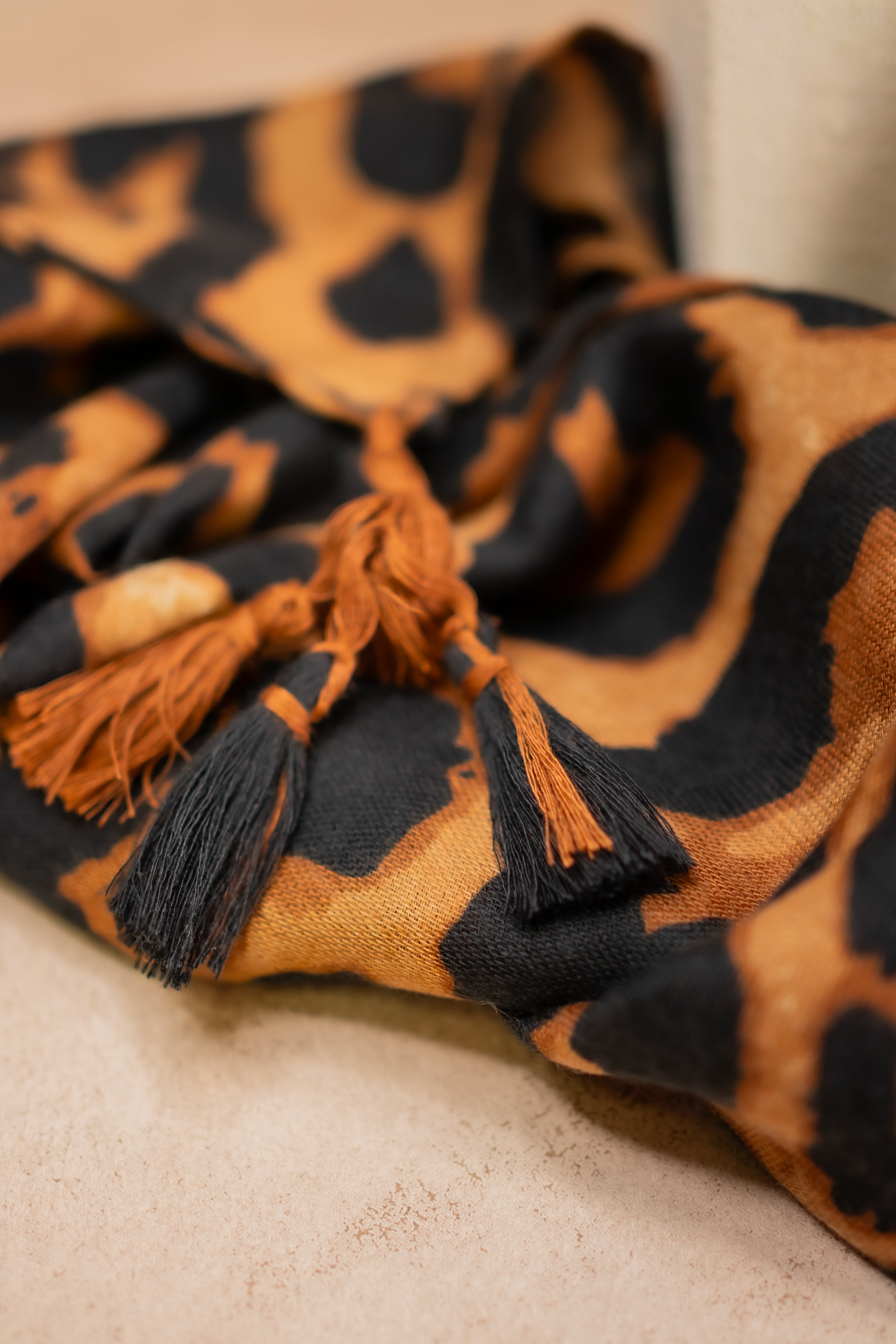 Leichter Schal mit Animalprint, braun