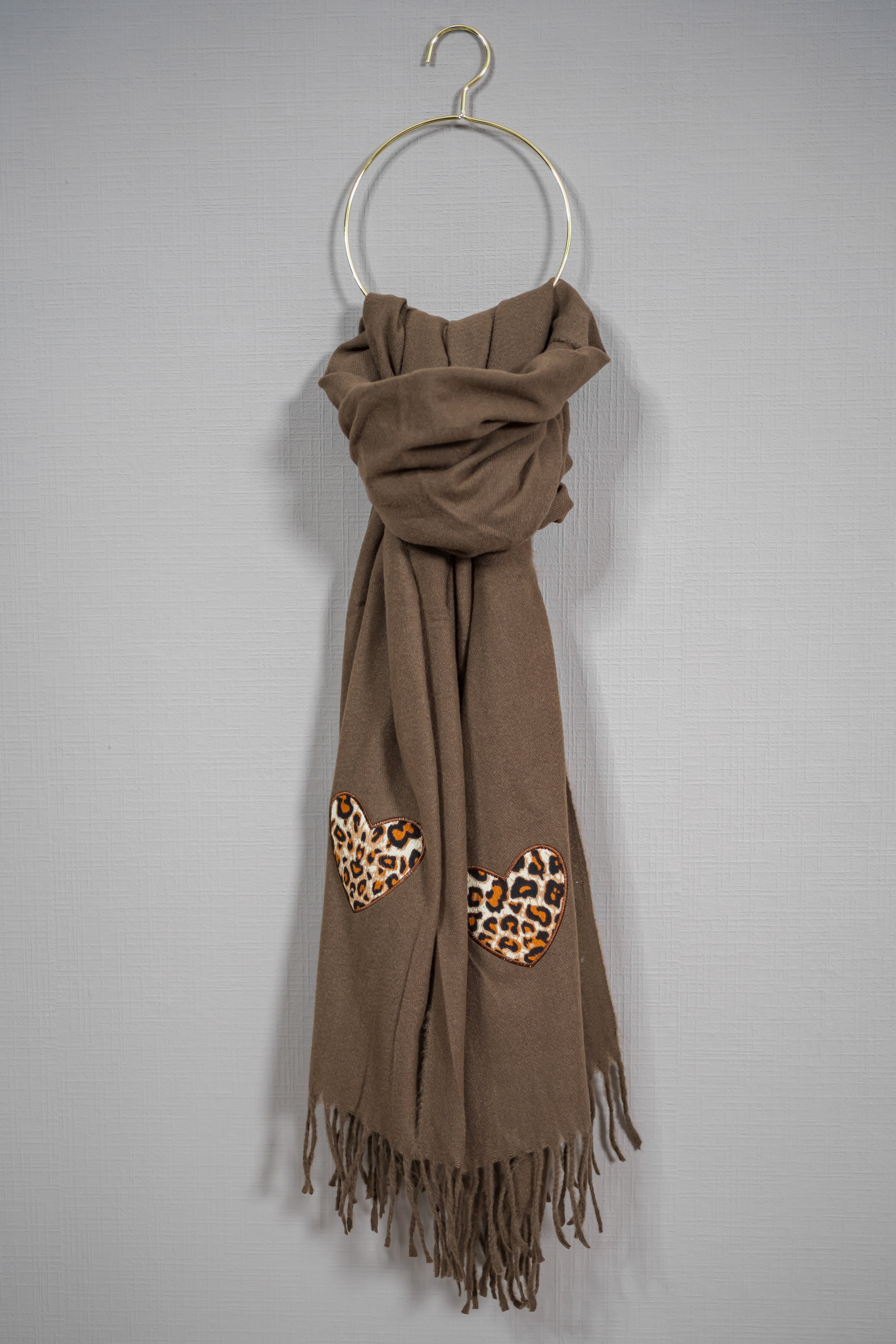 Schal mit Herz-Applikation in Leo-Optik