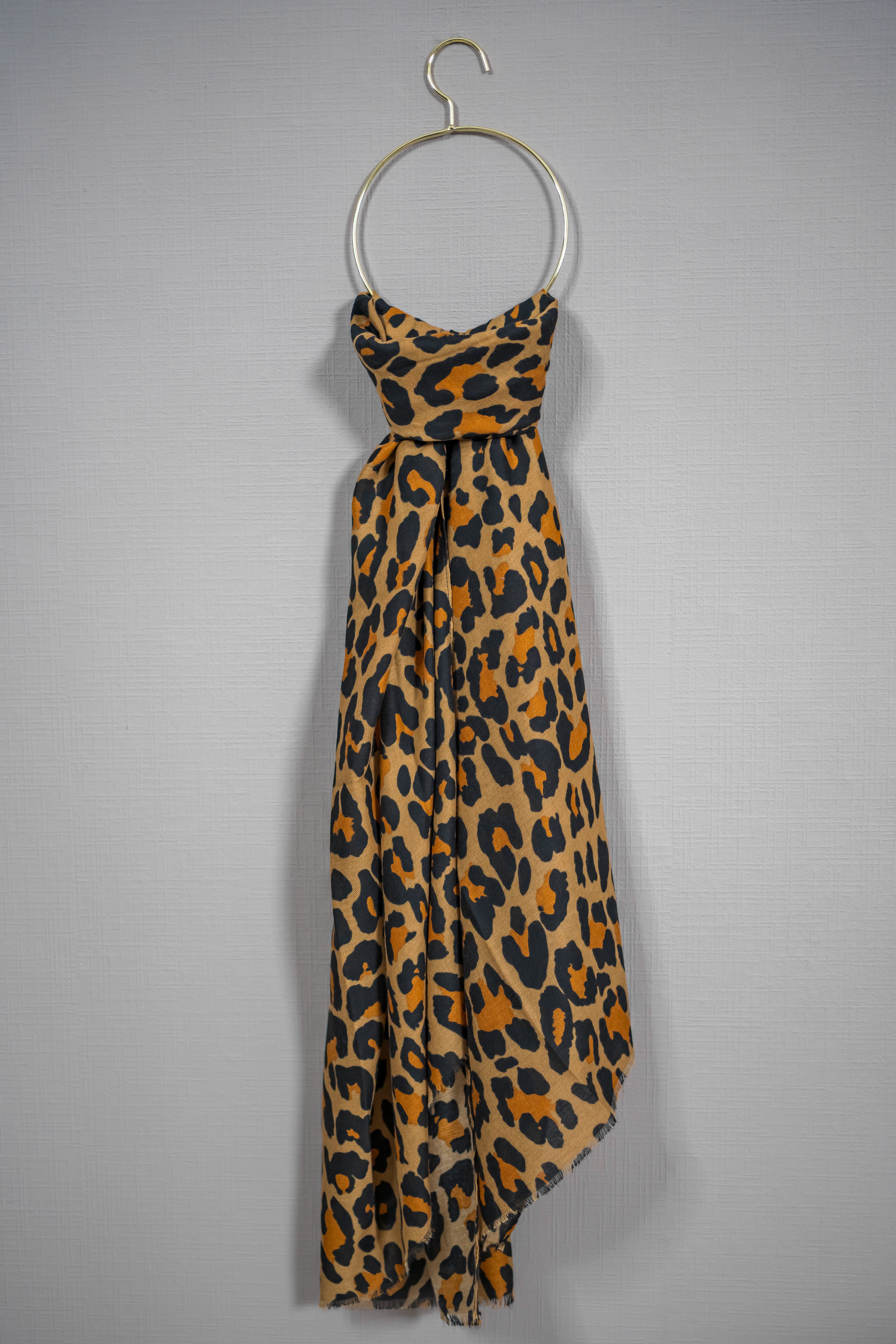 Leichter Schal im Leo-Muster